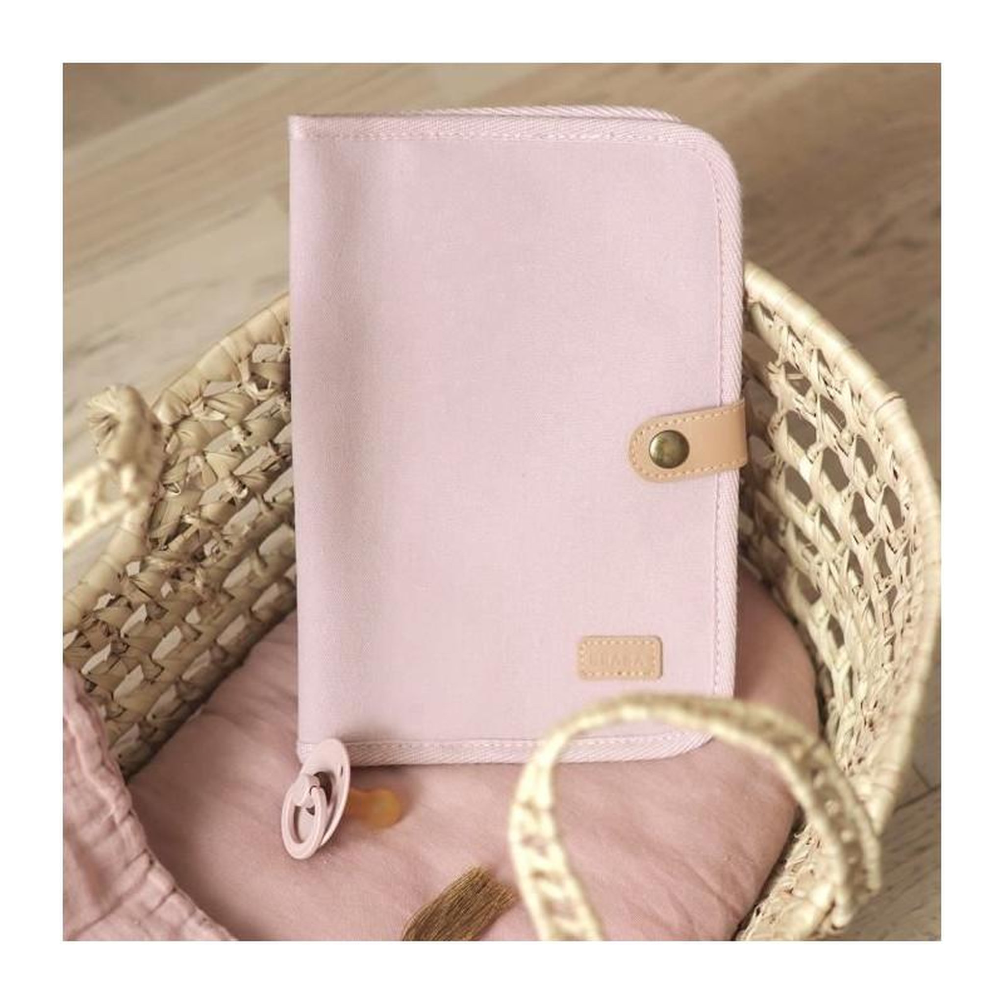 Voir la diapositive 4 : BEABA BEABA, Protege carnet de santé canvas rose poudré