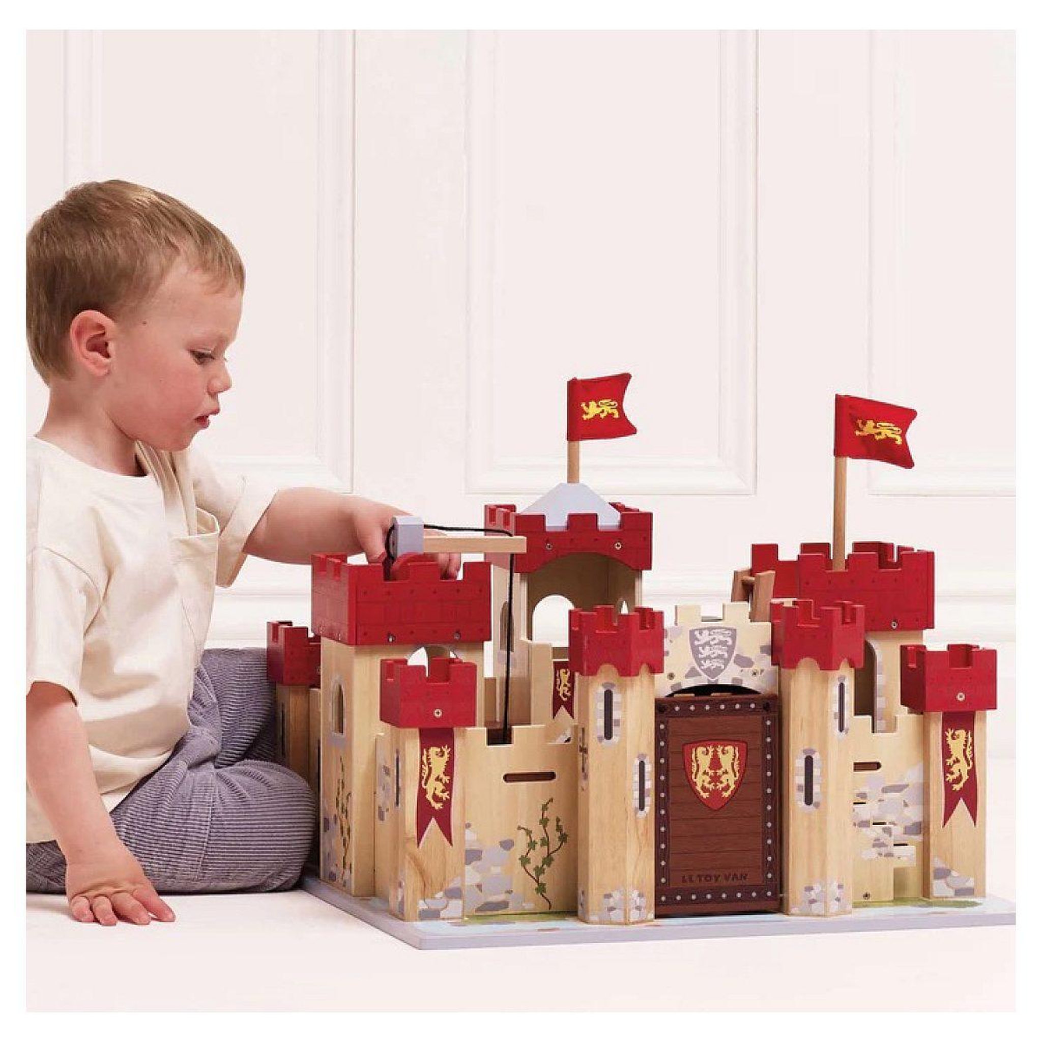 Voir la diapositive 3 : Le Toy Van Chateau en bois lionheart