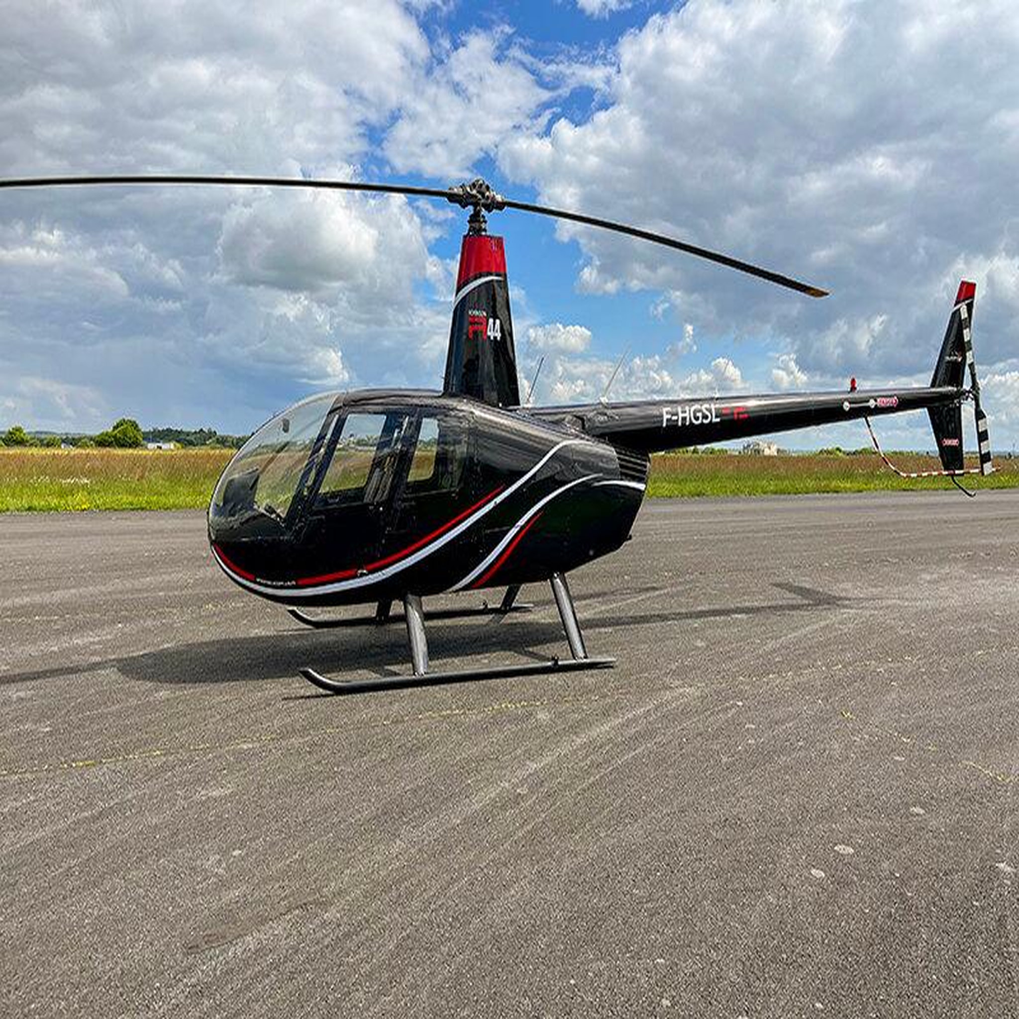 Voir la diapositive 3 : Smartbox Vol découverte en hélicoptère de 20 min près de cholet - coffret cadeau sport & aventure