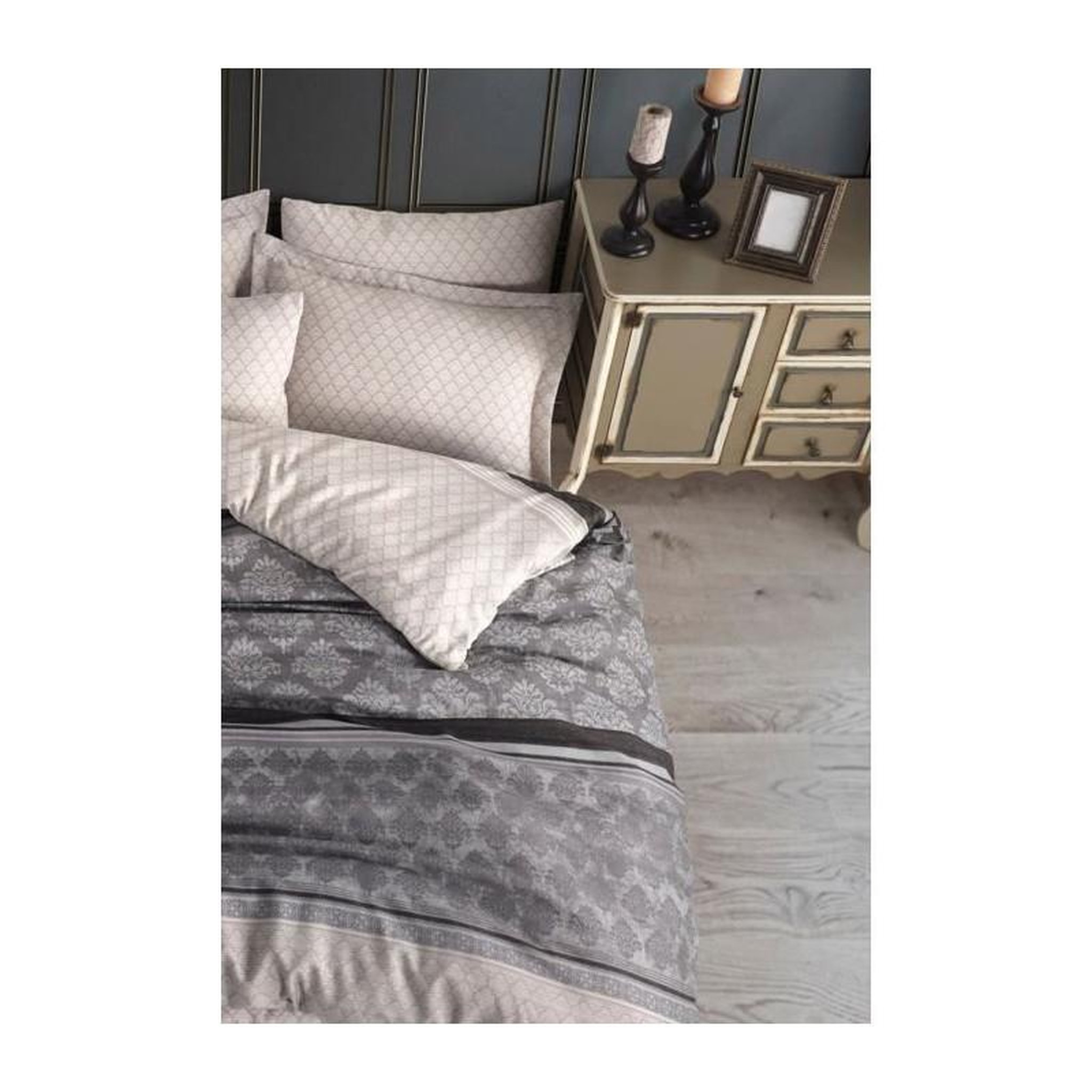 Voir la diapositive 2 : GENERIQUE Parure de lit - 1 housse de couette 220 x 240 cm + 2 taies d'oreiller 60 x 60 cm - 65% coton, 35% polyester - Gris