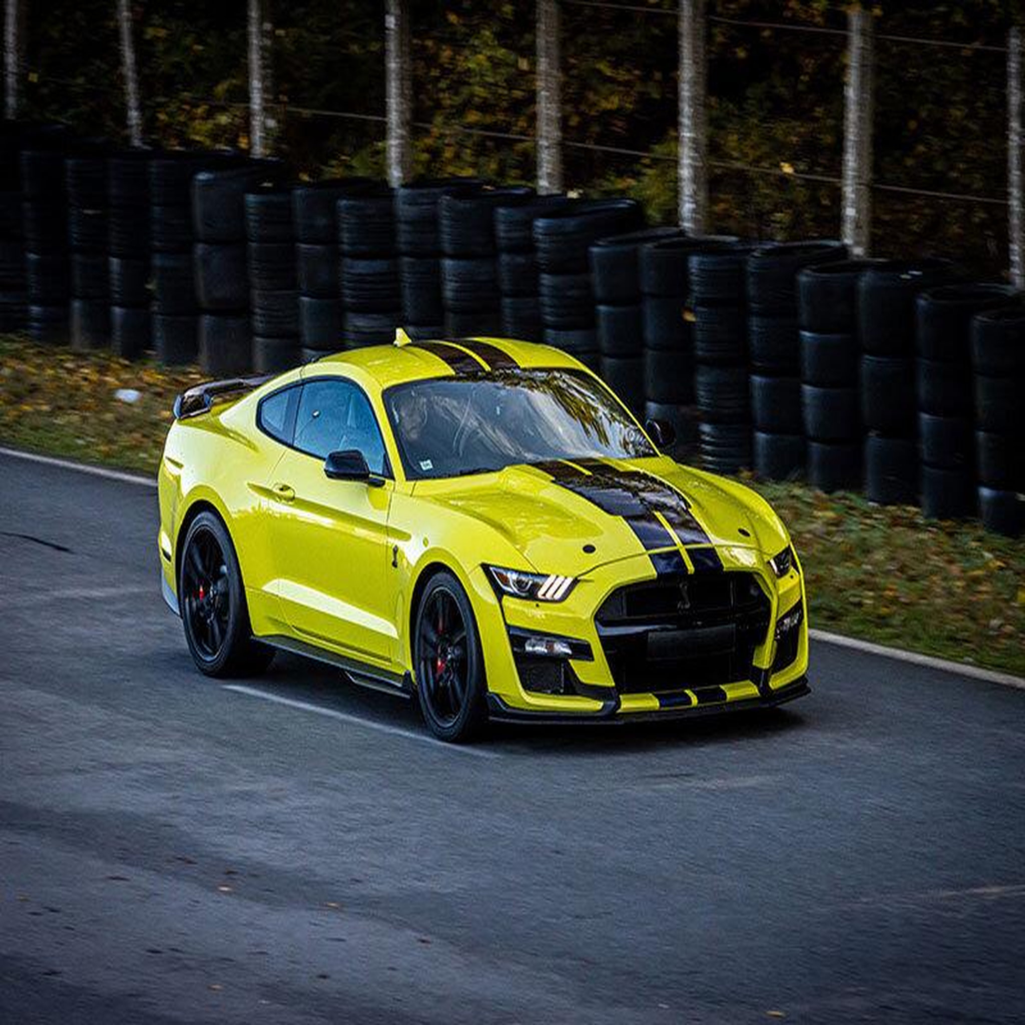Voir la diapositive 4 : Smartbox Stage de pilotage : 3 tours sur le circuit de Mirecourt en Ford Mustang Shelby GT500 - Coffret Cadeau Sport & Aventure