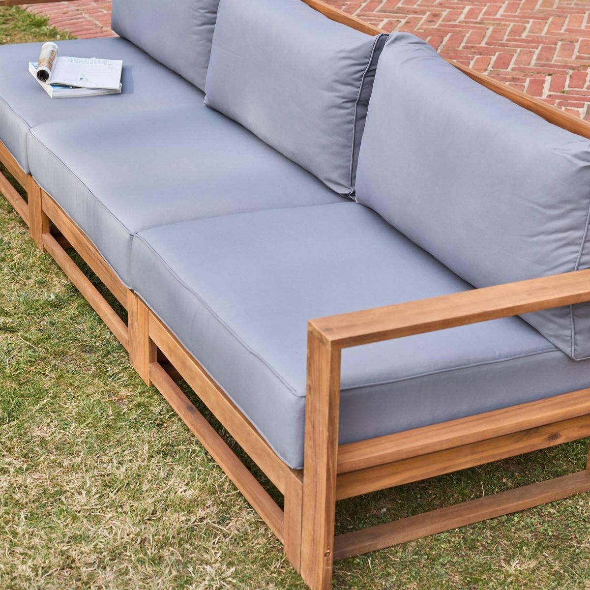 SWEEEK Salon de jardin en bois d'acacia 5 places - Mendoza - Canapé, fauteuils et table basse en acacia, 6 éléments modulables, design