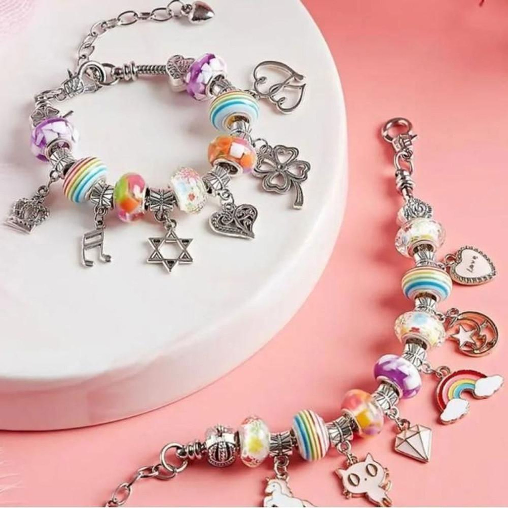 Voir la diapositive 3 : Kit de fabrication de bijoux pour enfants 66 pièces Bracelets et colliers à perles multicolores avec breloques et boîte à bijoux