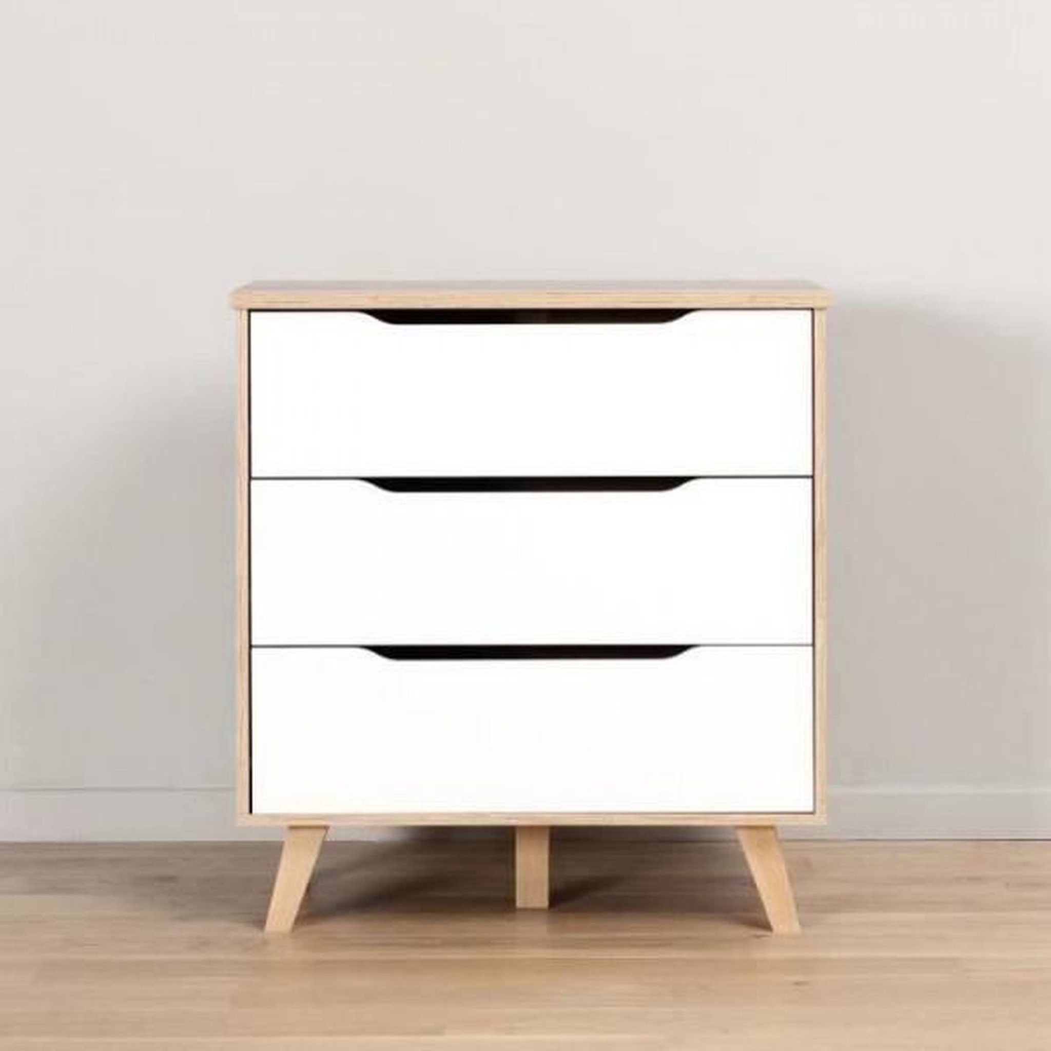 Voir la diapositive 3 : MARKET24 Commode 3 tiroirs - Décor chene et blanc mat - Pieds en massif - Scandinave L 80 cm - VANKKA