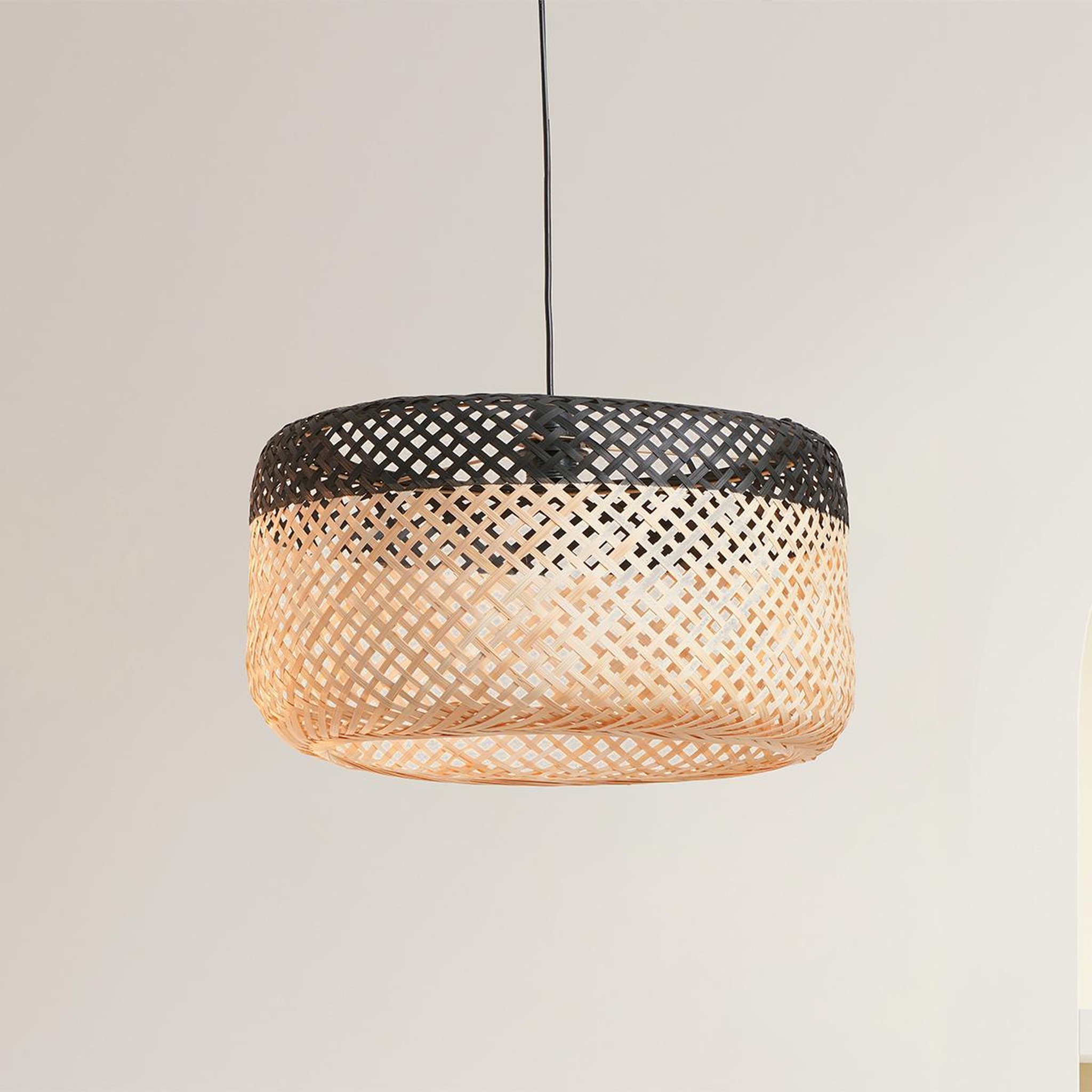 Voir la diapositive 2 : MAISON AUBERTIN Suspension ronde bambou bicolore - noir et bois