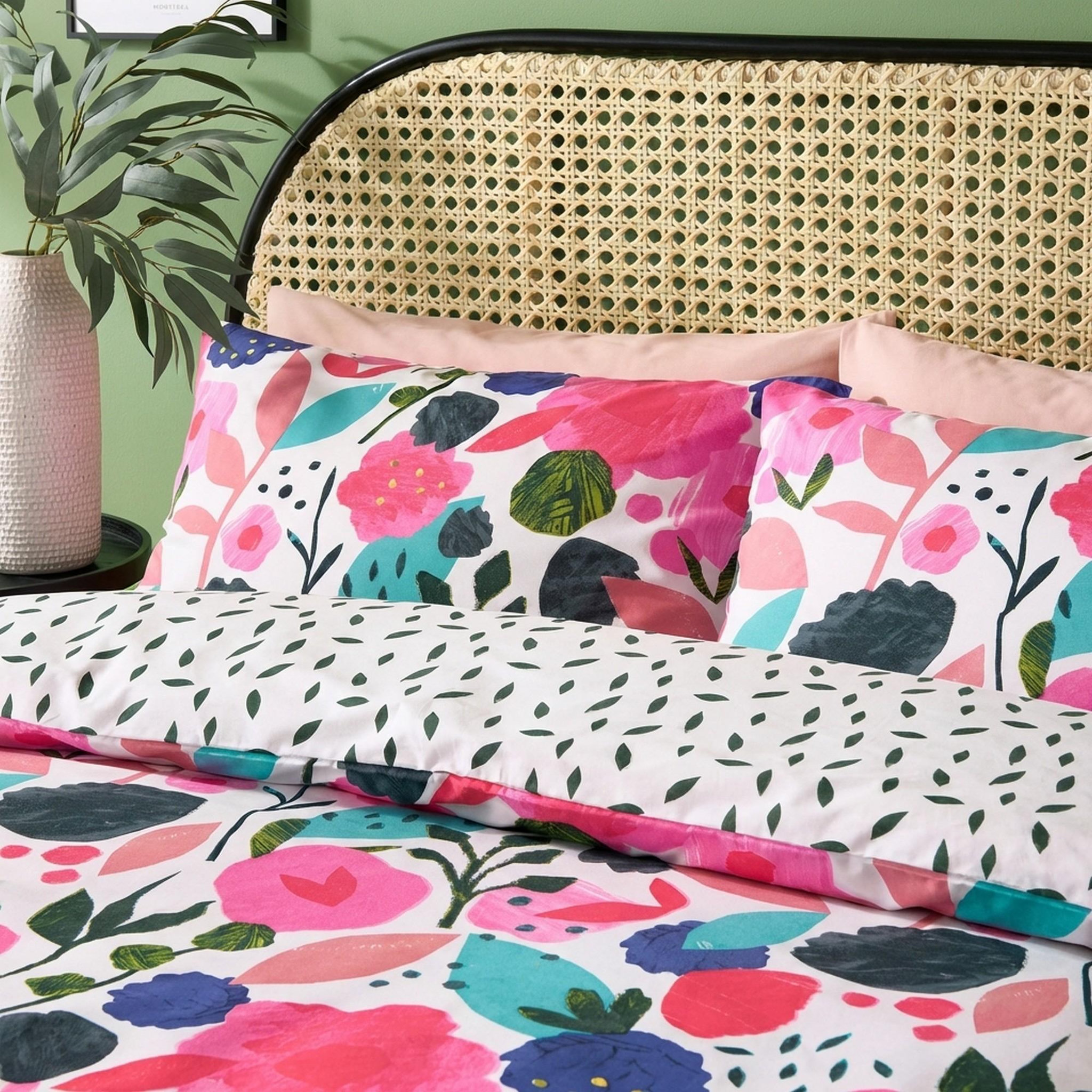 Voir la diapositive 2 : HOUSSE DE REVE Parure de lit en percale de coton floral collage - kate merritt