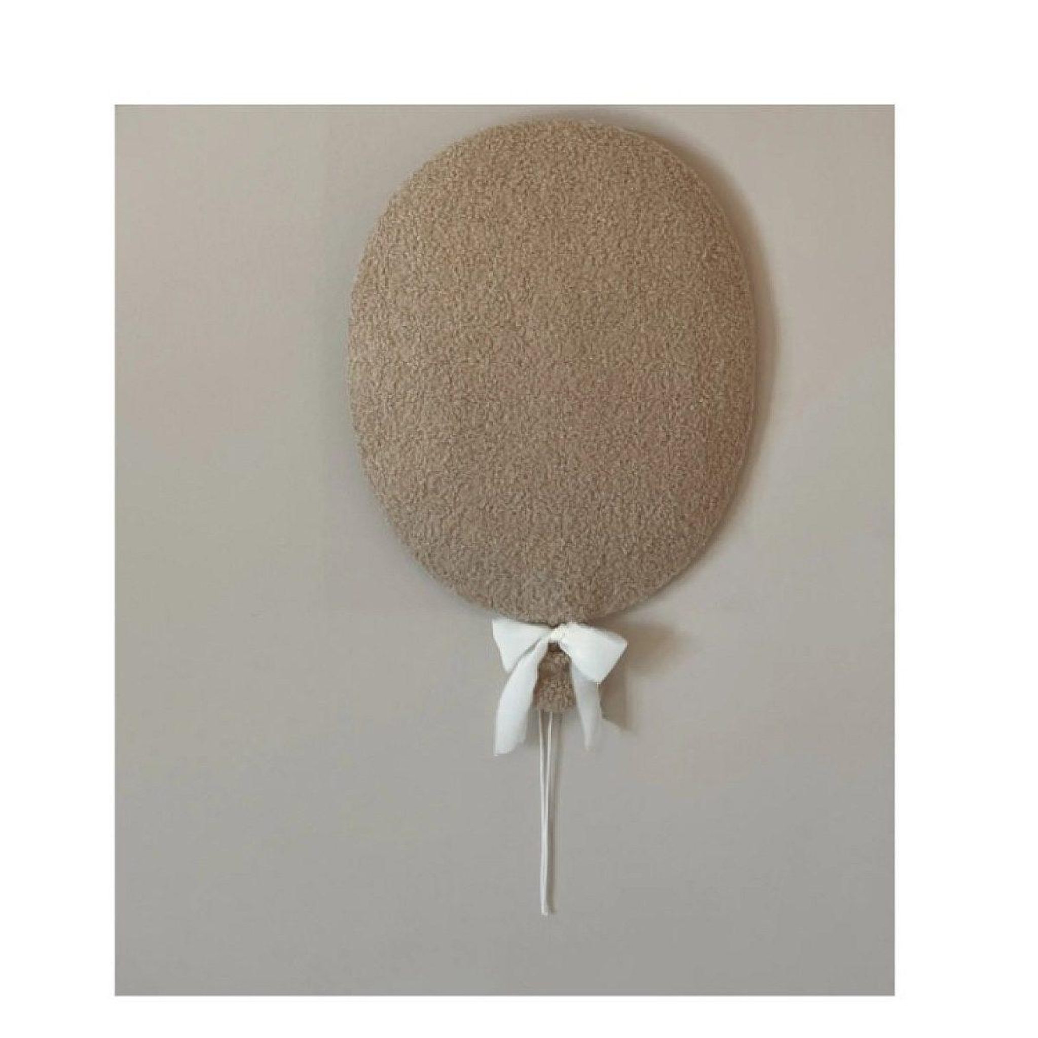 Voir la diapositive 2 : LITTLE LOUA Décoration murale ballon bouclé marron clair avec led
