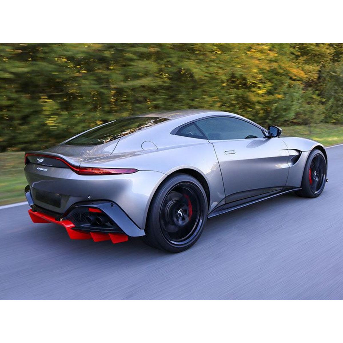 Smartbox Stage de pilotage multivolant : 2 tours en Aston Martin Vantage et 2 tours en Audi R8 sur le circuit de Nogaro - Coffret Cadeau Sport & Aventure