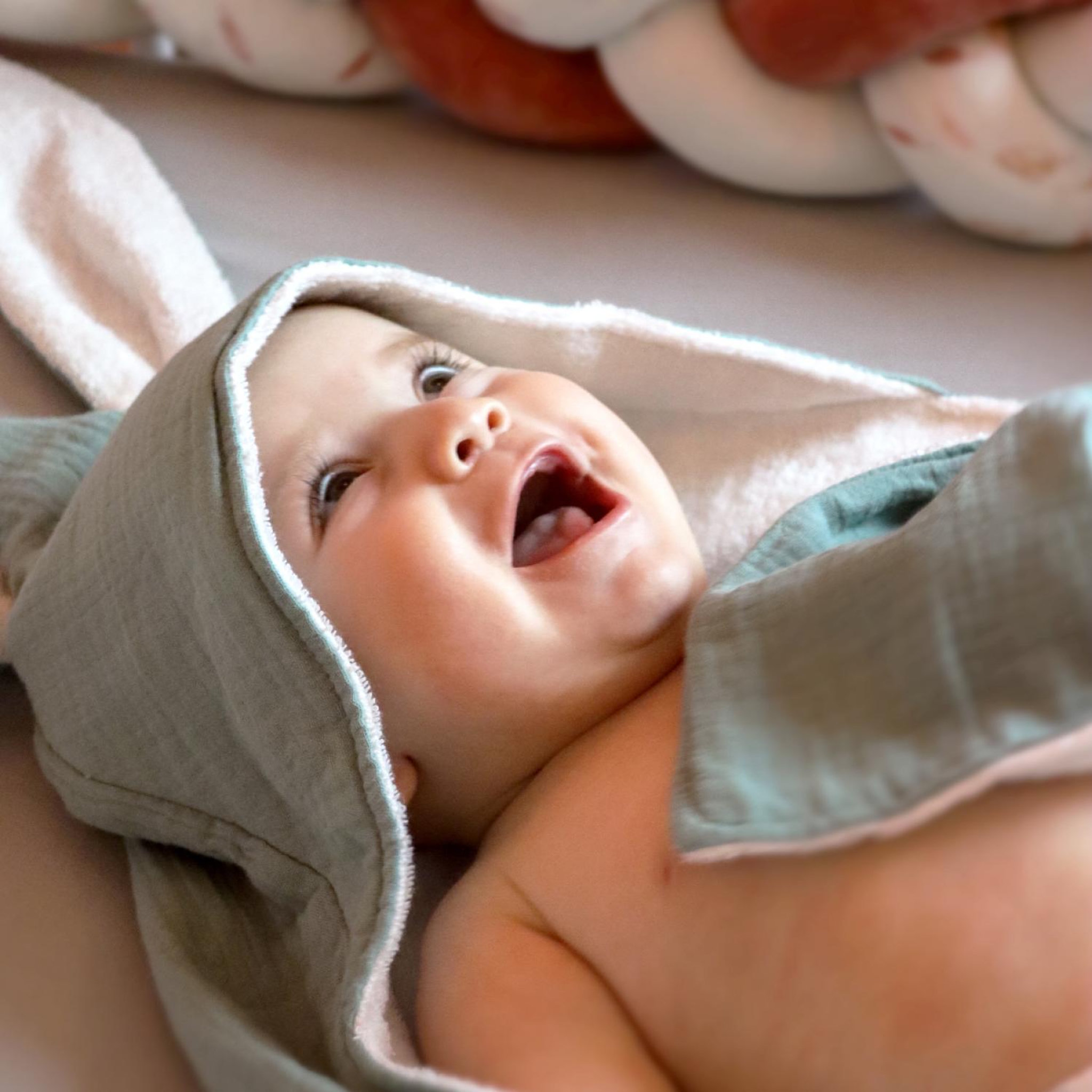 Voir la diapositive 4 : Monsieur Bébé Cape, sortie de bain pour bébé intérieur 100 % coton - 100 x 100 cm - Lapin - Vert bleu