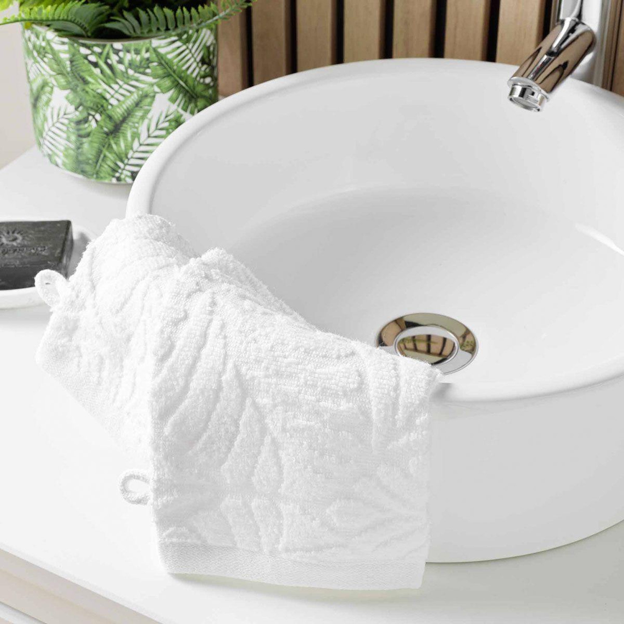 Voir la diapositive 2 : Douceur d'Intérieur Lot de 2 gants de toilette  madeira  15x21cm blanc