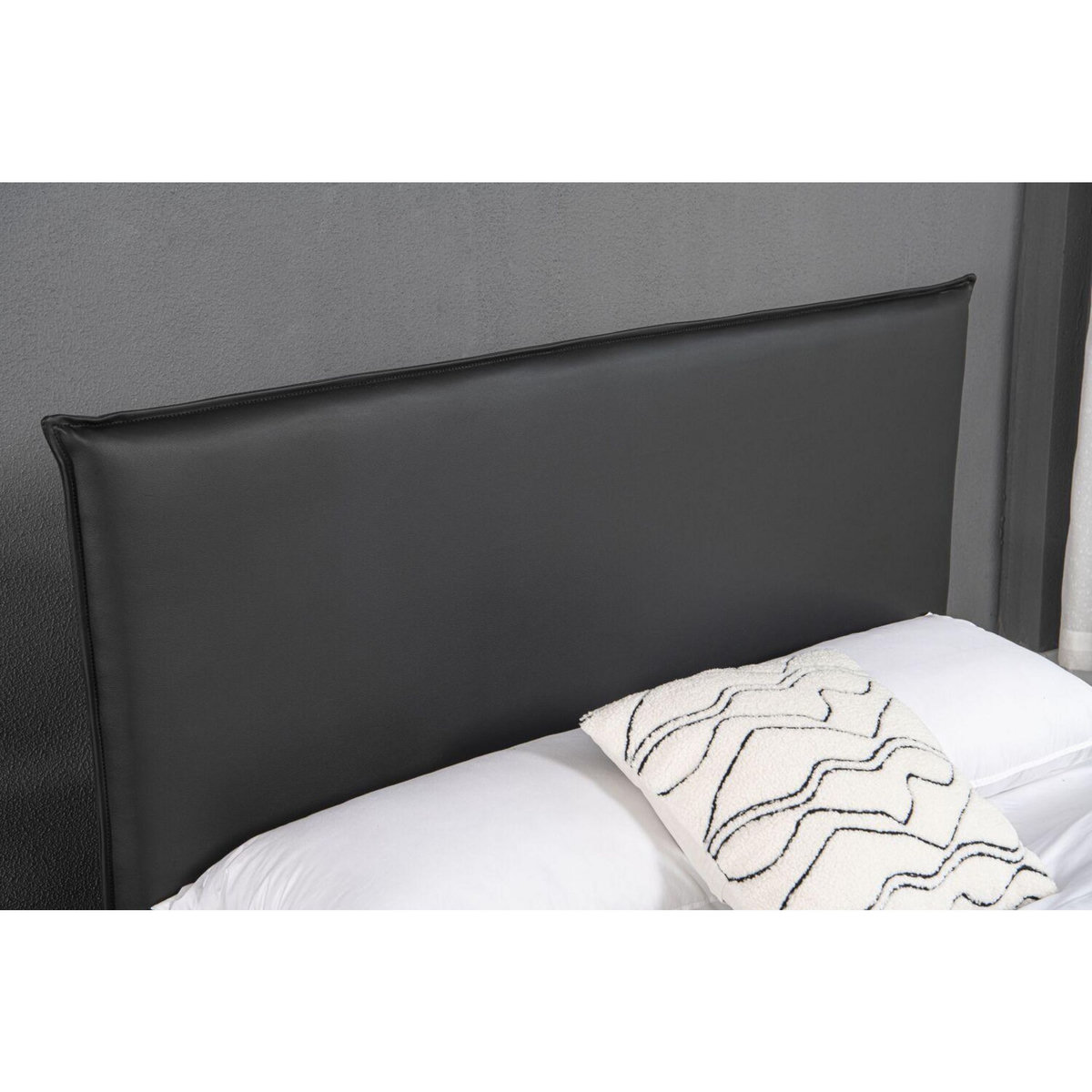 CONCEPT USINE Lit design 160x200 cm en similicuir noir CHESTER