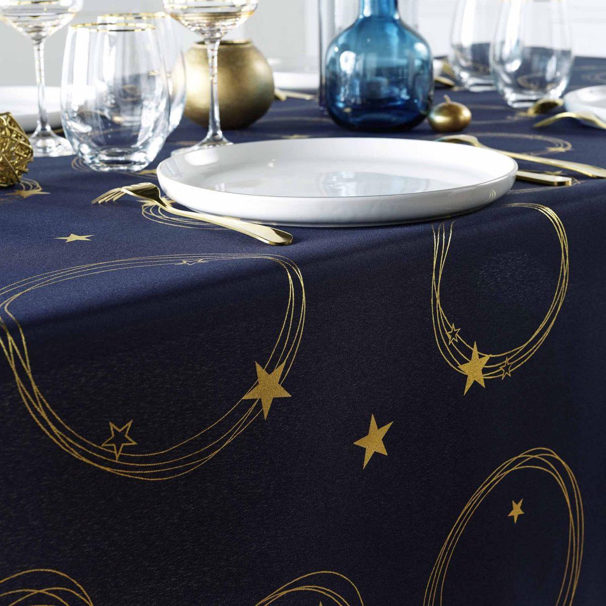 Voir la diapositive 2 : Douceur d'Intérieur Nappe antitache imprimé  star  150x300cm bleu marine & or