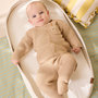 Voir la diapositive 6 : Petit Béguin Ensemble gilet et pantalon avec pieds bébé en tricot Hello Baby