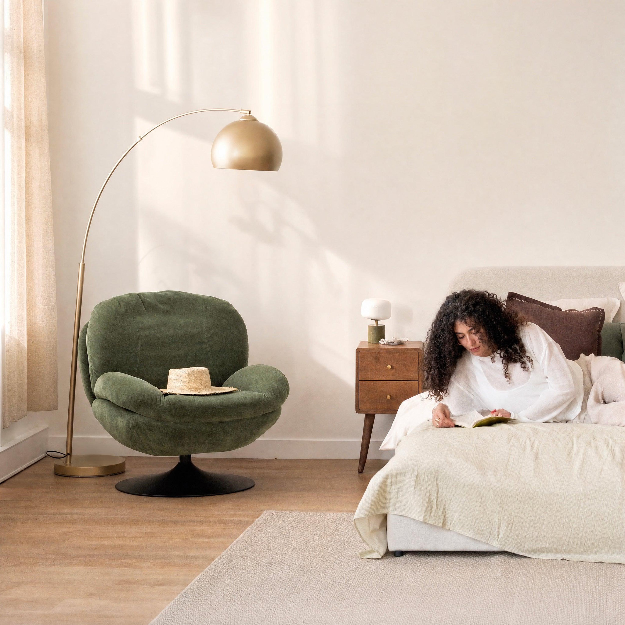 Voir la diapositive 5 : MAISON PAVANE Fauteuil pivotant en tissu effet velours vert kaki-ricci