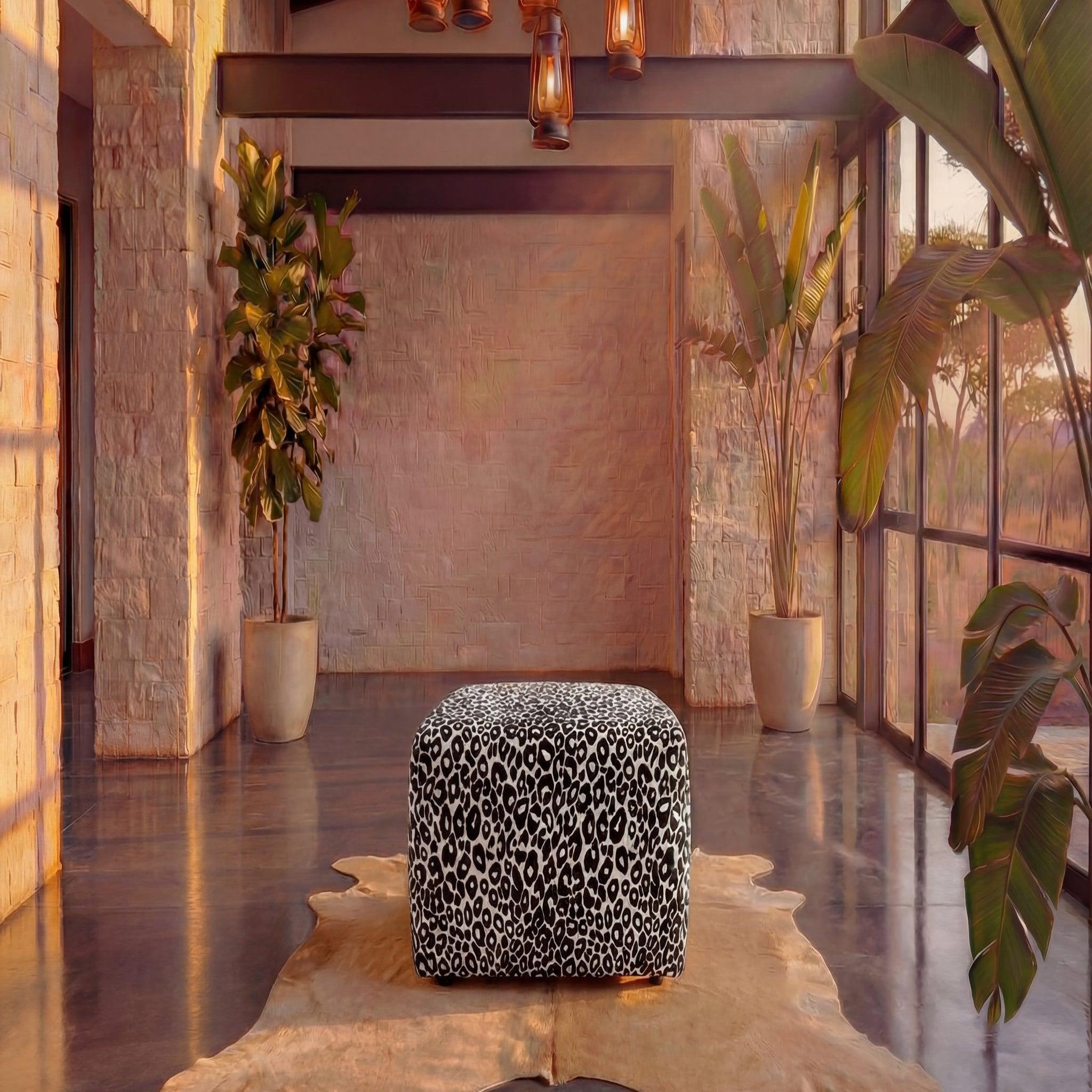 Voir la diapositive 3 : CASANOVA PARIS Elio - pouf en tissu imprimé animalier beige 74x74x41