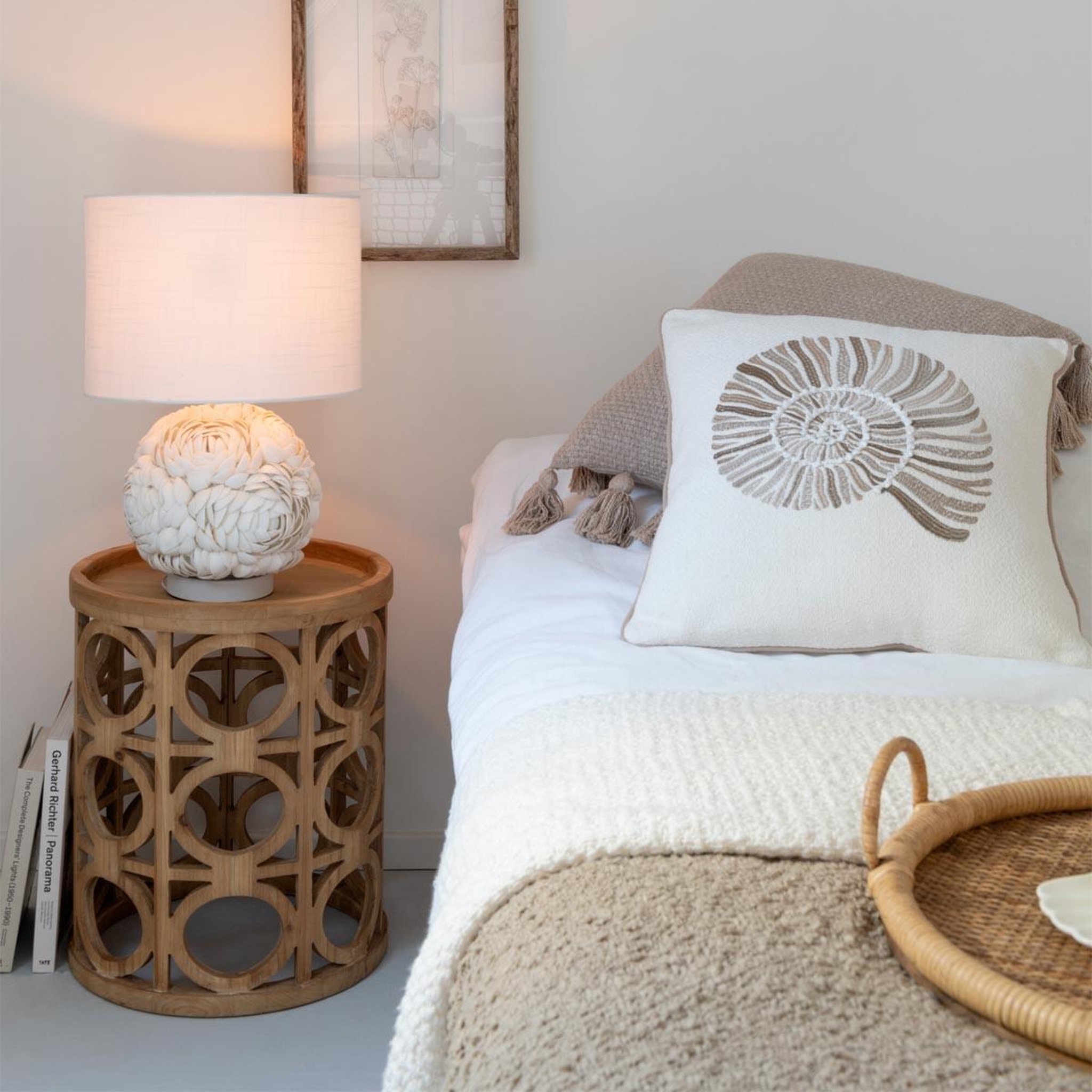 Voir la diapositive 4 : J-LINE Lampe à poser coquillage  beach  50cm blanc