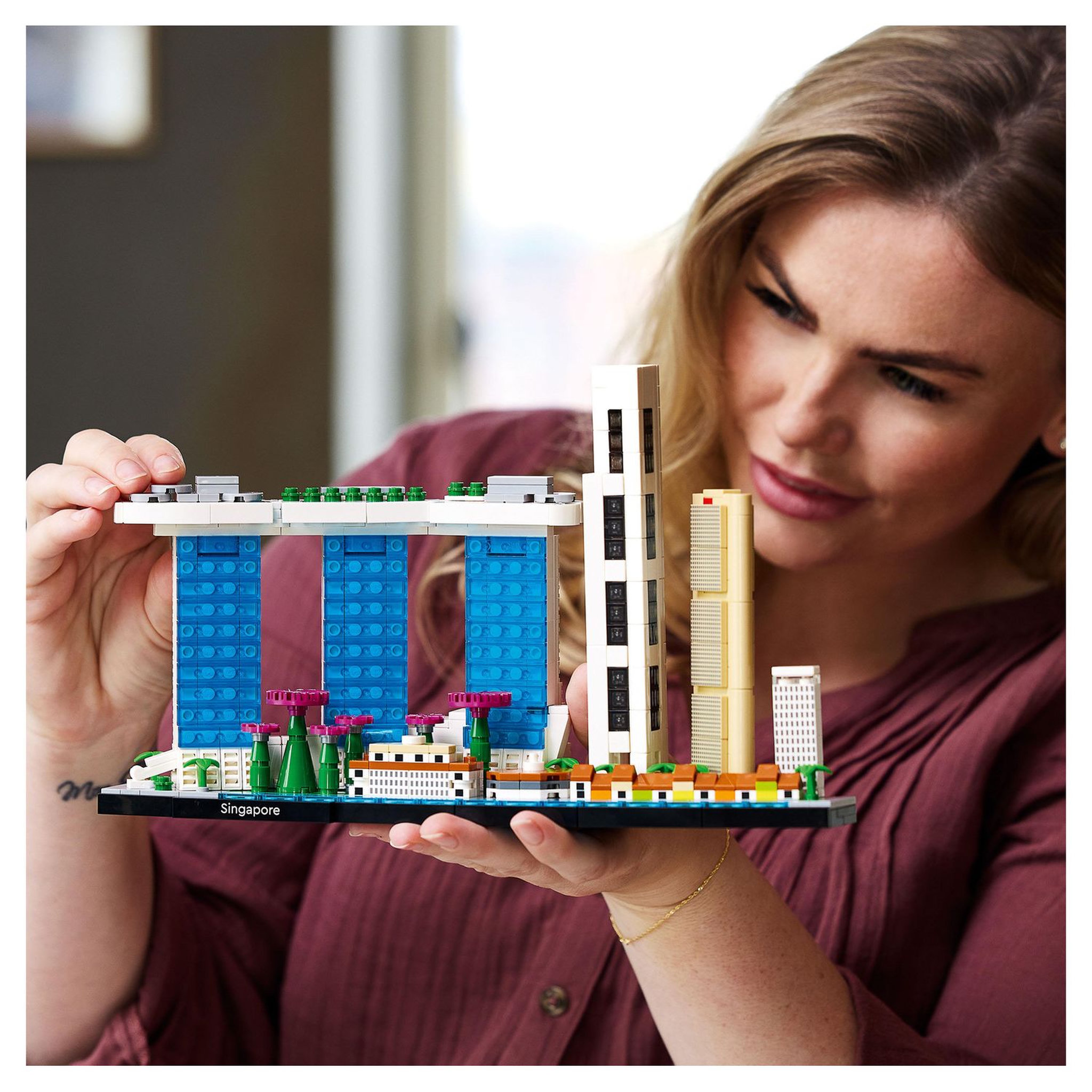 Voir la diapositive 7 : LEGO Architecture 21057 Singapour, Maquette à Construire, Set pour Adultes