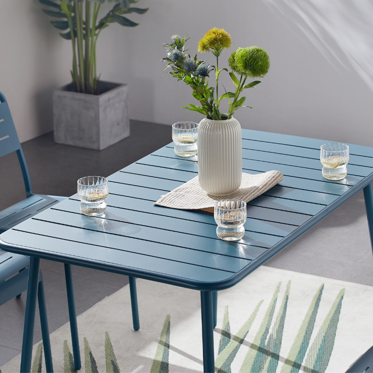 CONCEPT USINE Ensemble table et chaises bleu 4-6 places BERGAME