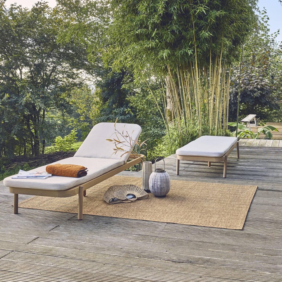 SWEEEK Lot de 2 bains de soleil PUNTA CANA en bois d'acacia. inclinable. déhoussable. coussin beige en polyester