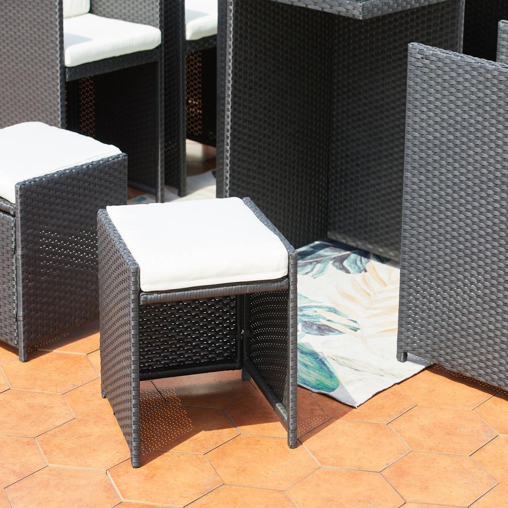 Voir la diapositive 5 : CONCEPT USINE Table et chaises 8 places encastrables en résine noir-blanc miami