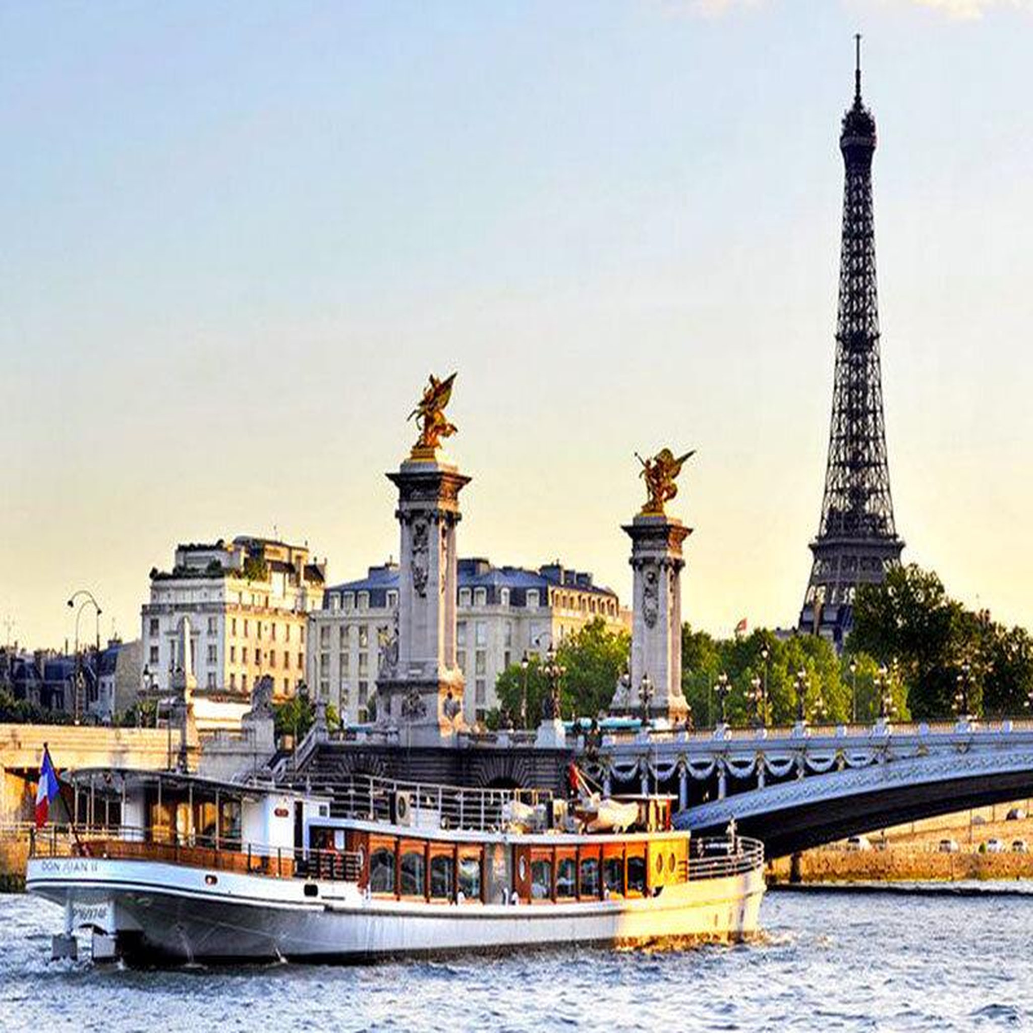 Voir la diapositive 3 : Smartbox Paris romantique : tour eiffel et croisière pour 2 - coffret cadeau sport & aventure