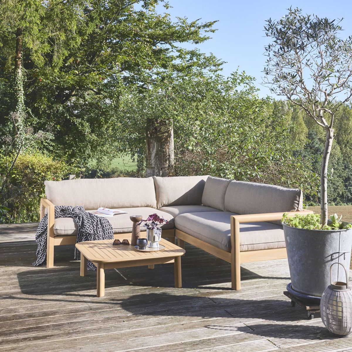 SWEEEK Salon de jardin d'angle bois d'acacia 5 places BURGOS, table carrée