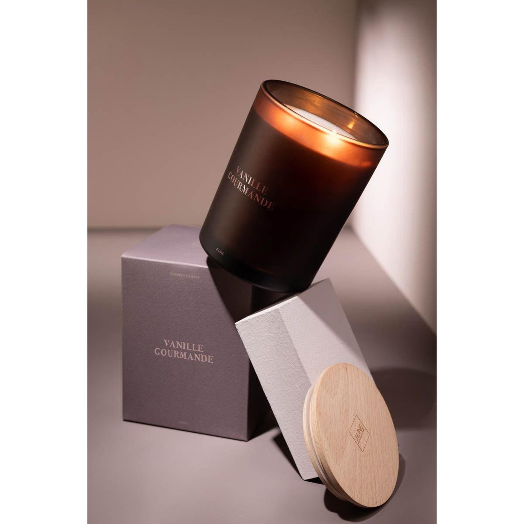 Voir la diapositive 6 : J-LINE Bougie parfumée  accords essentiels  14cm vanille gourmande