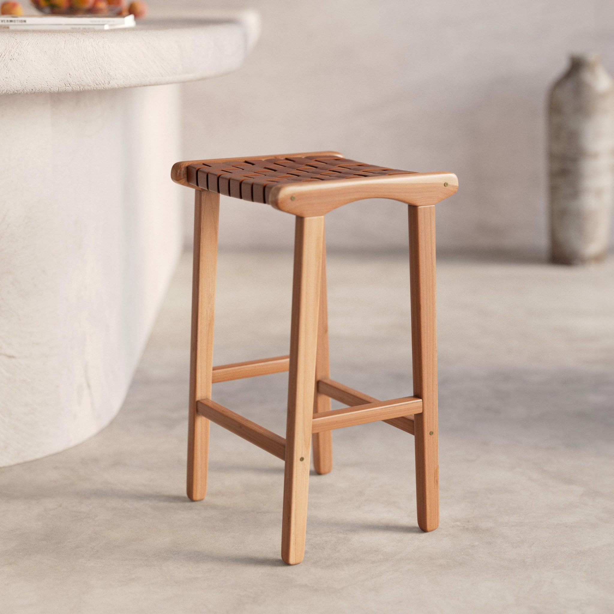Voir la diapositive 2 : MAISON PAVANE Tabouret pour îlot central 68 cm en teck et cuir tressé marron-kuna