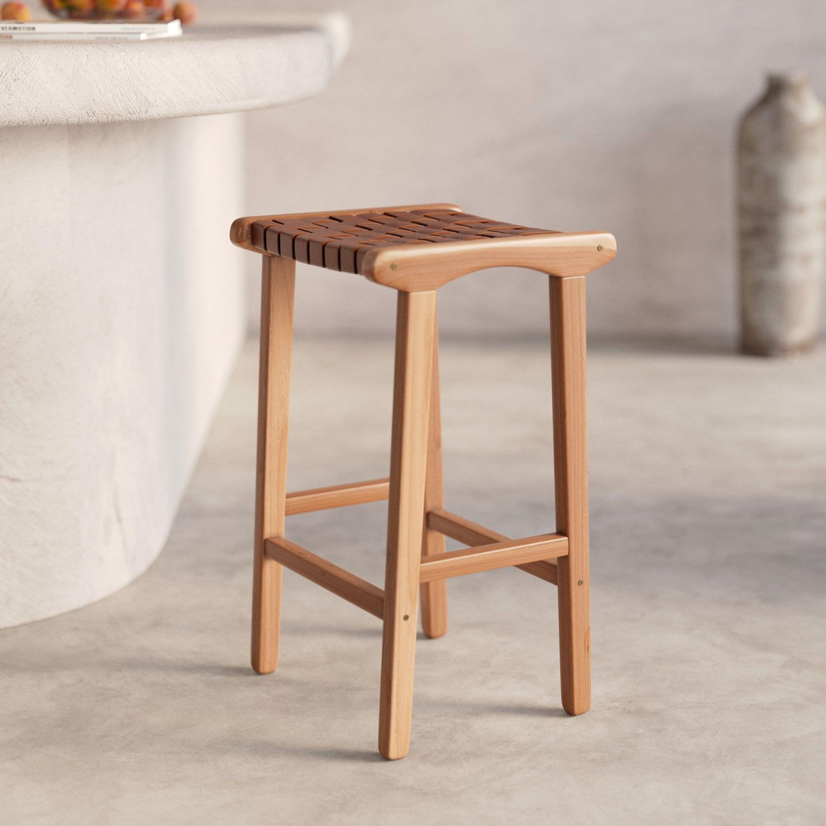 Rendez vous déco Tabouret pour îlot central 68 cm en teck et cuir tressé marron-Kuna