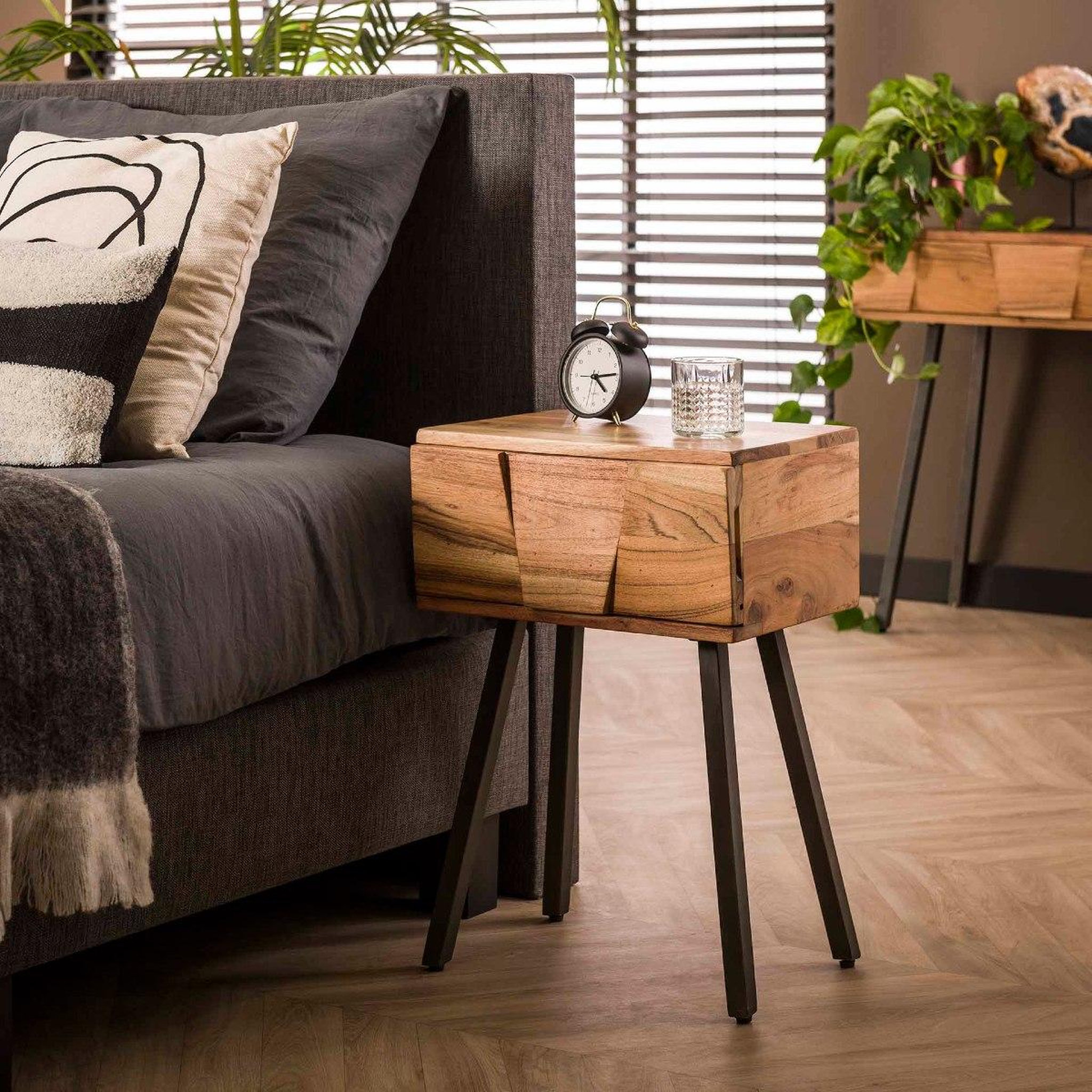 Voir la diapositive 2 : JLC KREATION Table de chevet en bois massif DINO