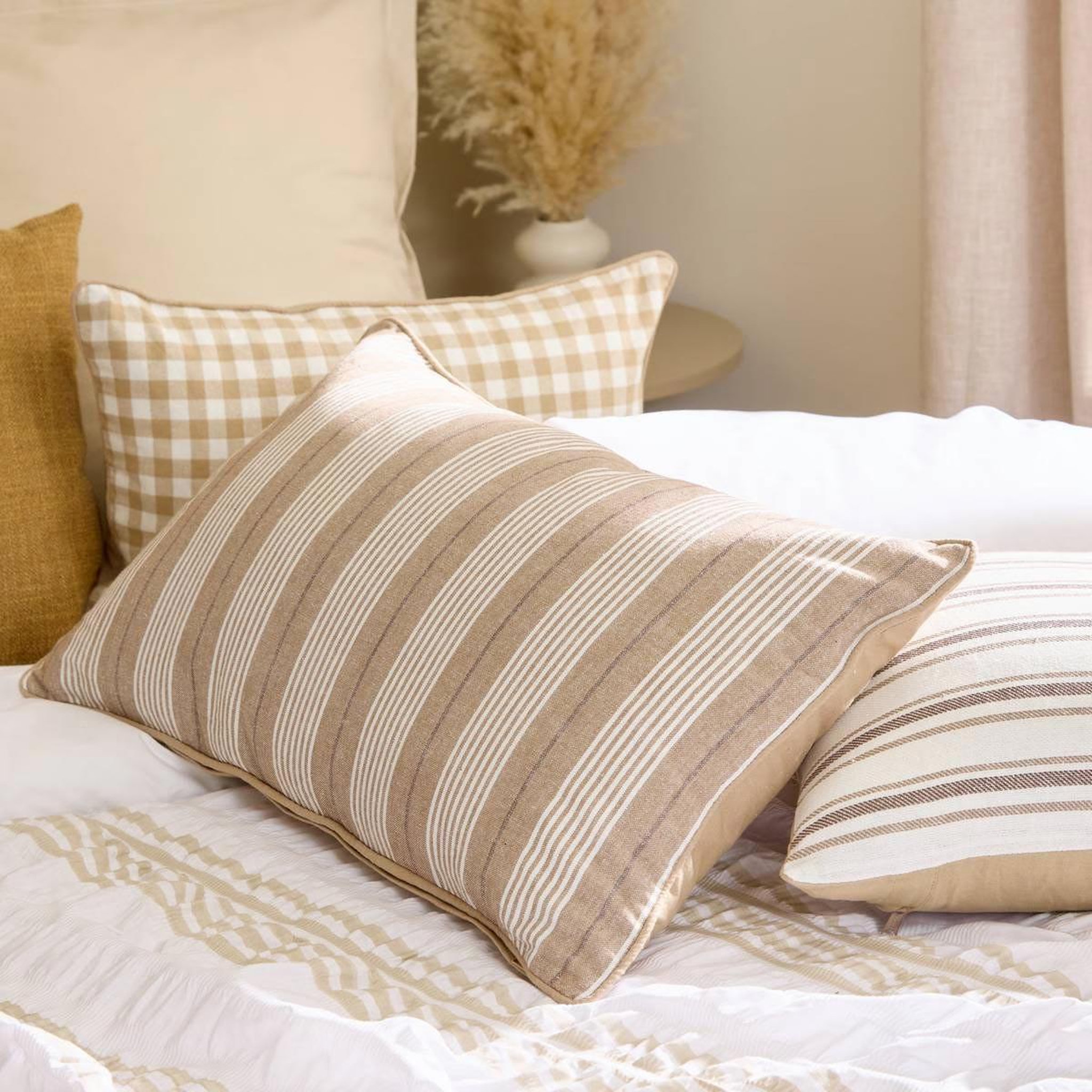 Voir la diapositive 4 : ATMOSPHERA Coussin déco à rayures  groove  38x58cm beige