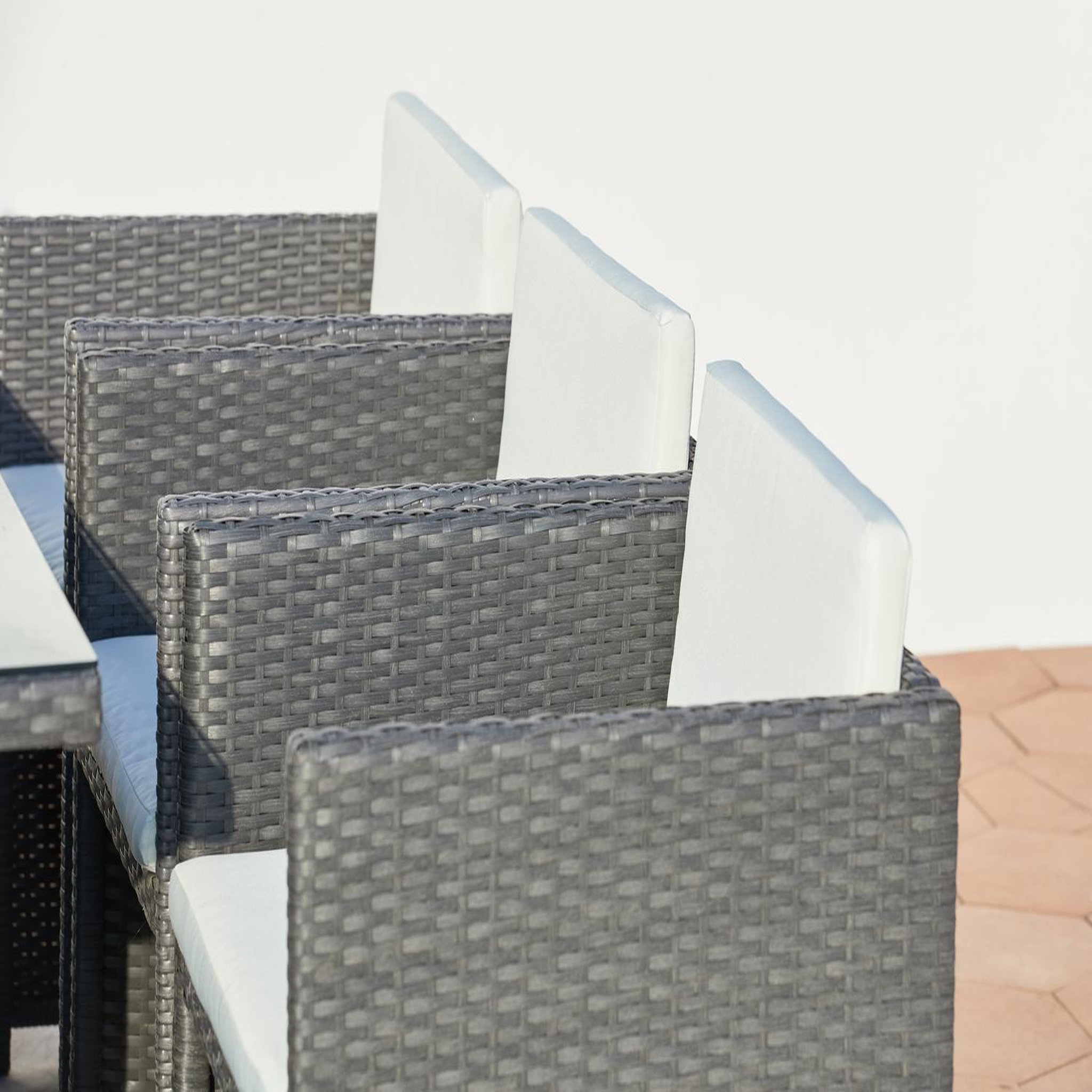 Voir la diapositive 5 : CONCEPT USINE Table et chaises 6 places encastrables en résine gris-blanc miami