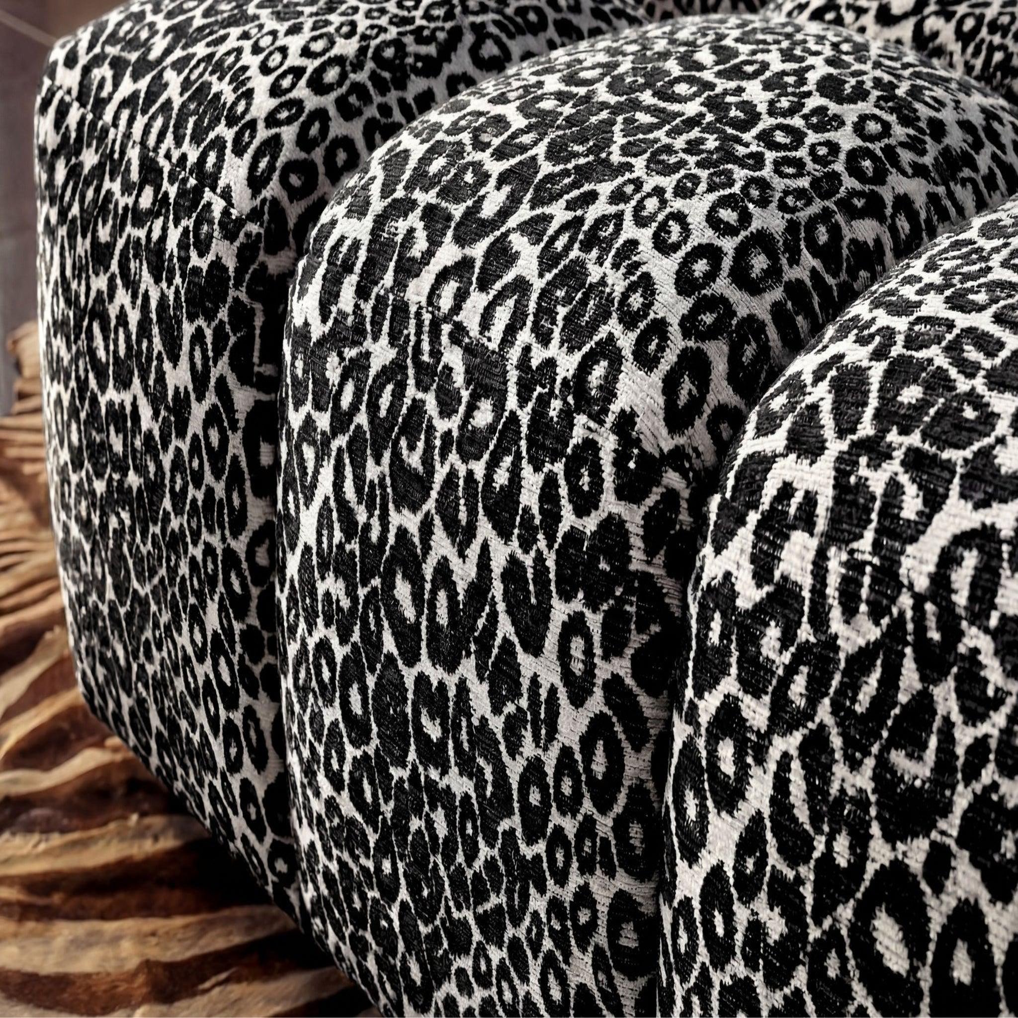 Voir la diapositive 4 : CASANOVA PARIS Alexia - pouf en tissu imprimé animalier 120x60x40