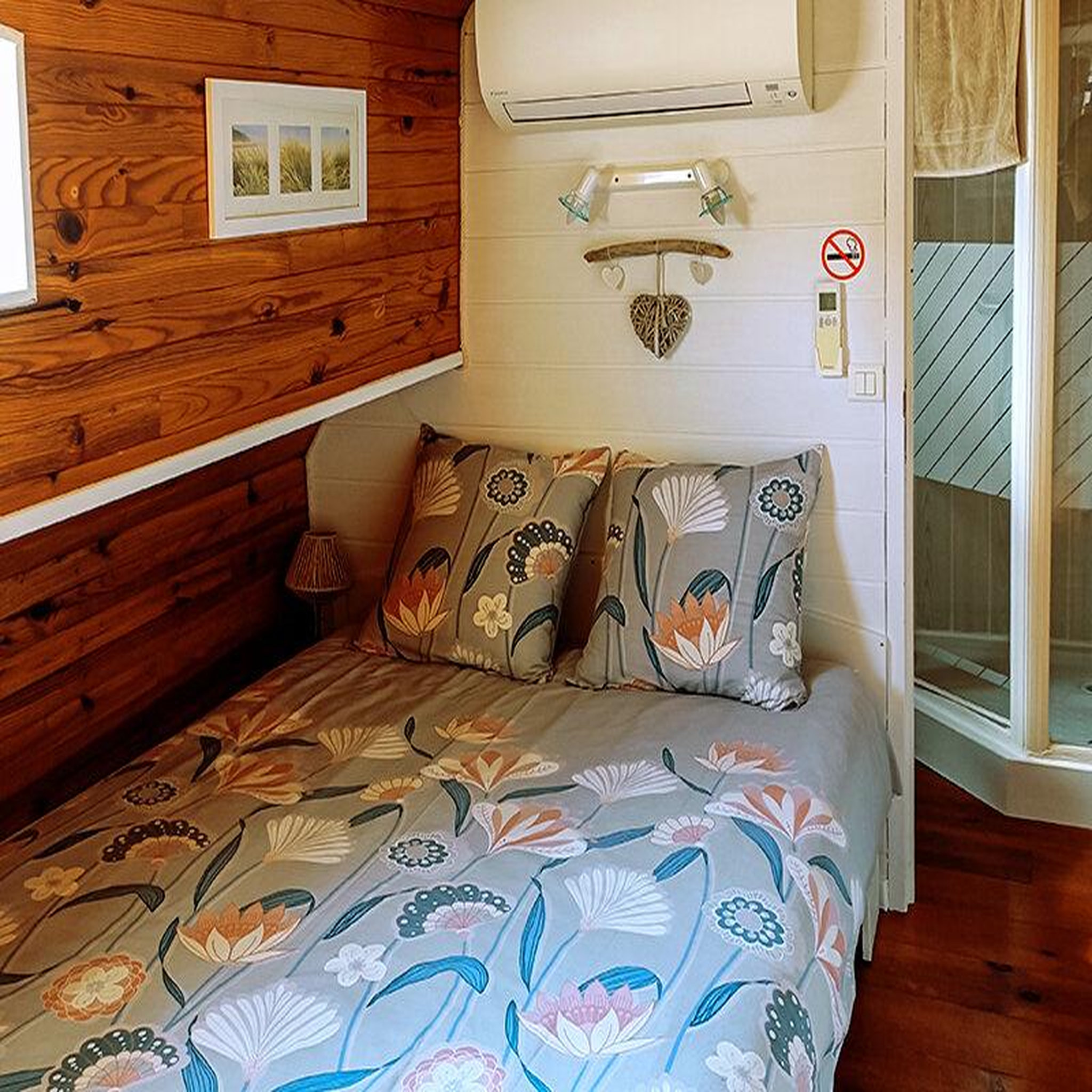 Voir la diapositive 3 : Smartbox 2 jours insolites sur le canal du rhône à bord d'une péniche avec verre de bienvenue - coffret cadeau séjour