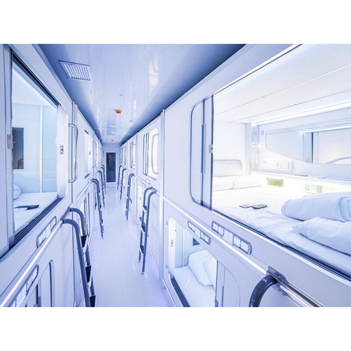 Smartbox Séjour insolite en Espagne : 2 jours en capsule double à Madrid - Coffret Cadeau Séjour