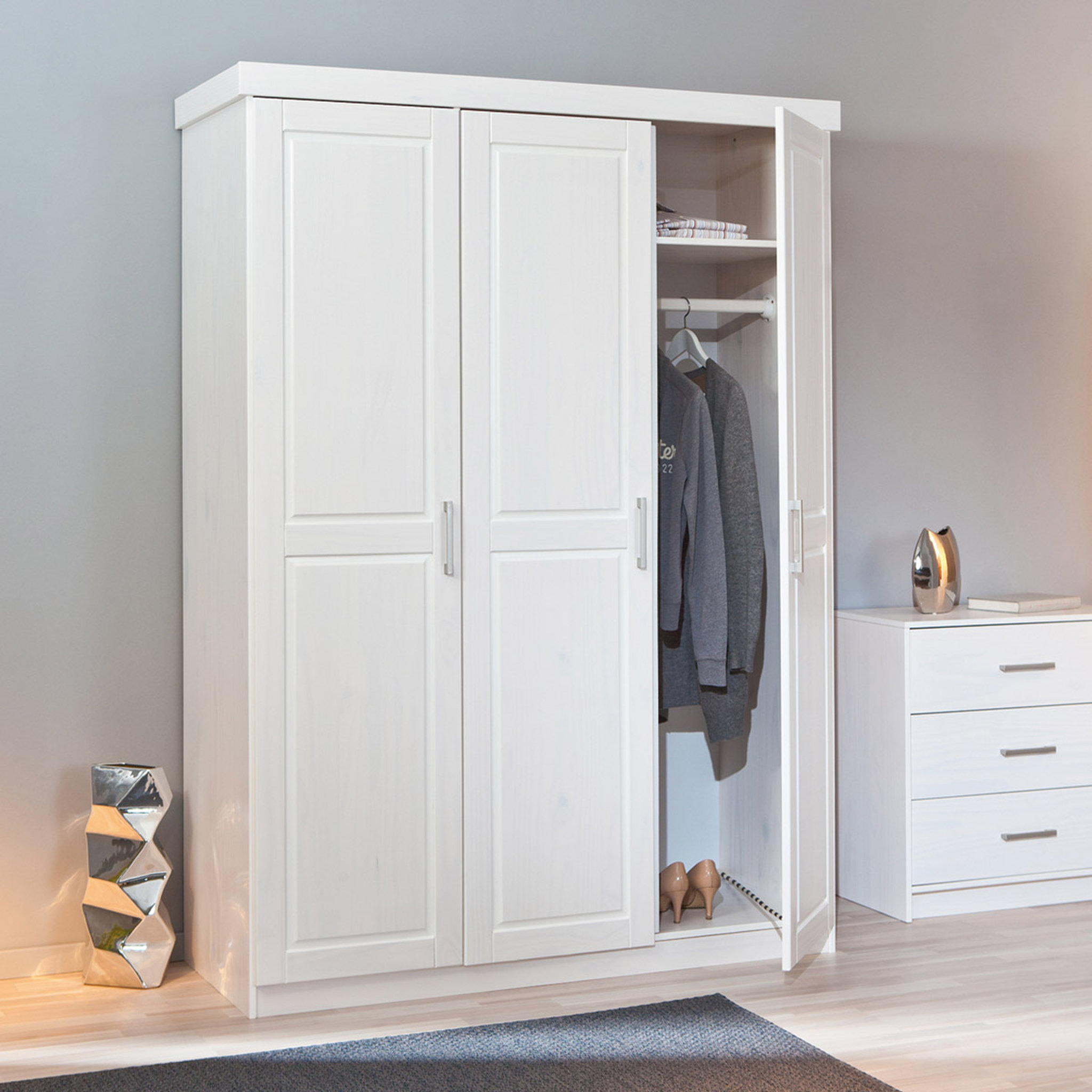 Voir la diapositive 6 : Armoire penderie blanche en pin massif - MAGNUS