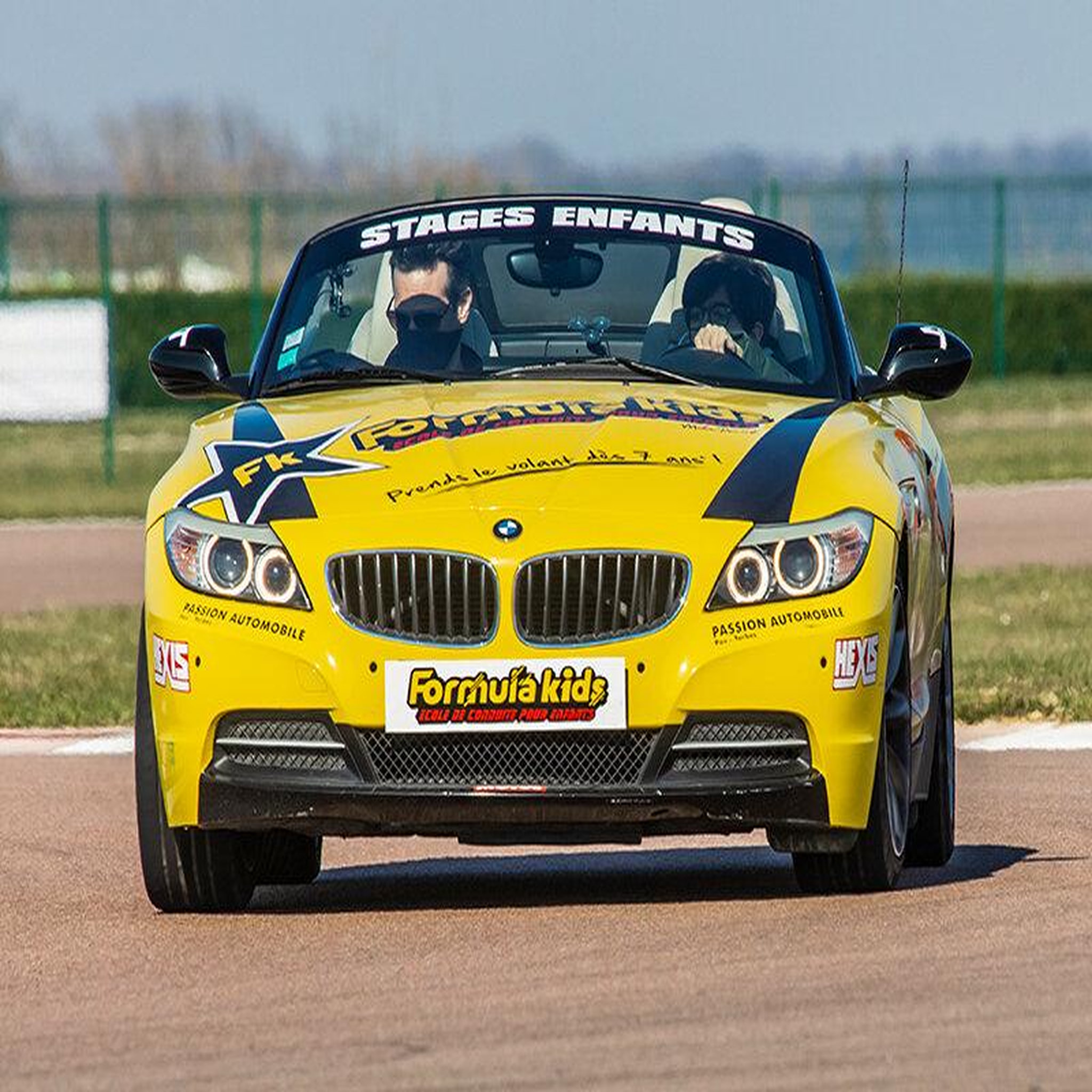 Voir la diapositive 3 : Smartbox Stage de pilotage enfant : 10 tours de circuit au volant d'une BMW Z4 Roadster - Coffret Cadeau Sport & Aventure