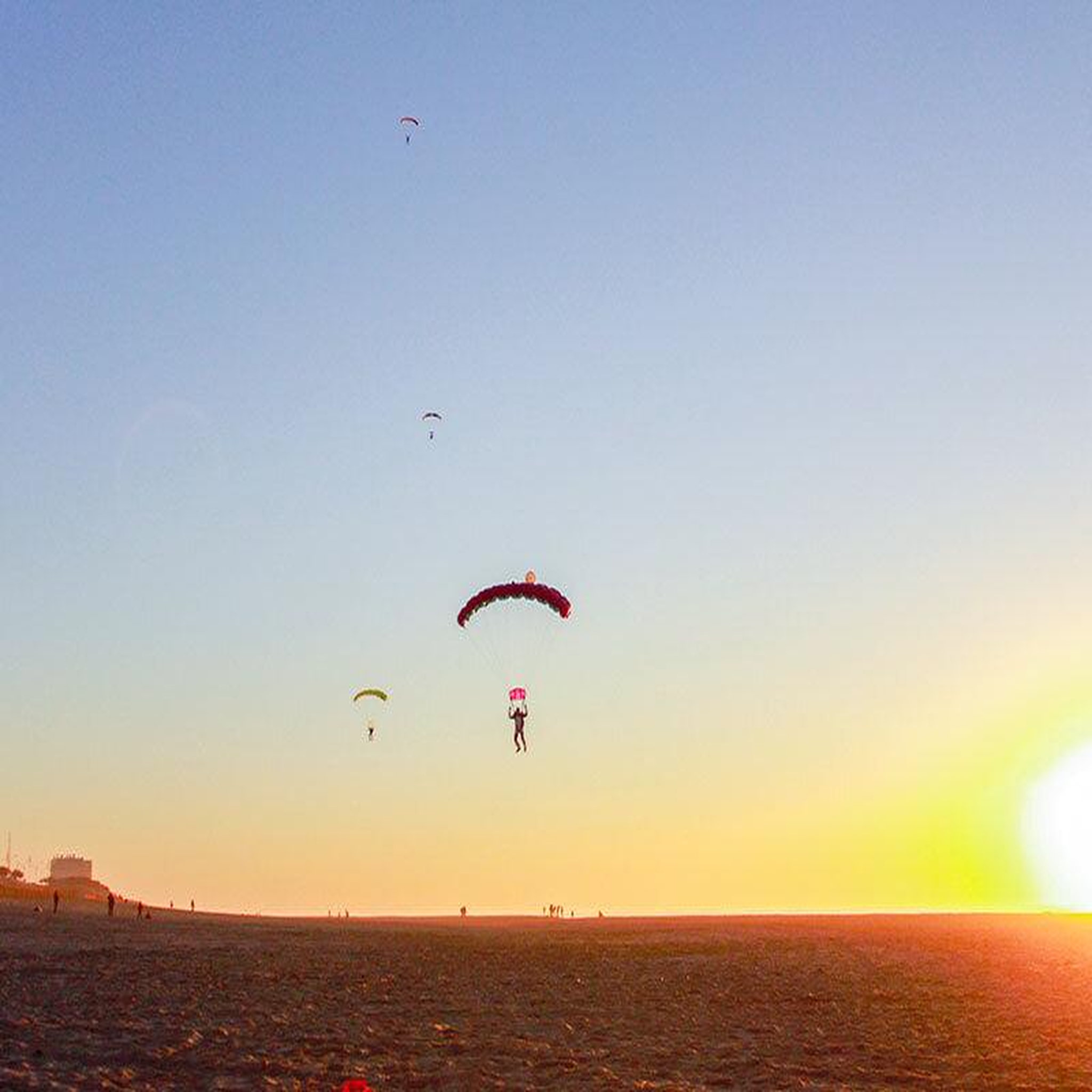 Voir la diapositive 3 : Smartbox Saut en parachute en tandem avec atterrissage sur la plage de soulac-sur-mer - coffret cadeau sport & aventure