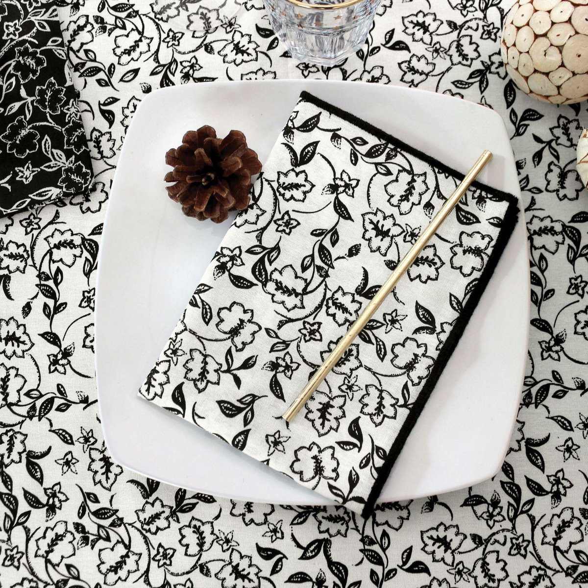 TOILINUX Lot de 4 serviettes de table écrues avec lignes noires LINETTE - 40 x 40 cm