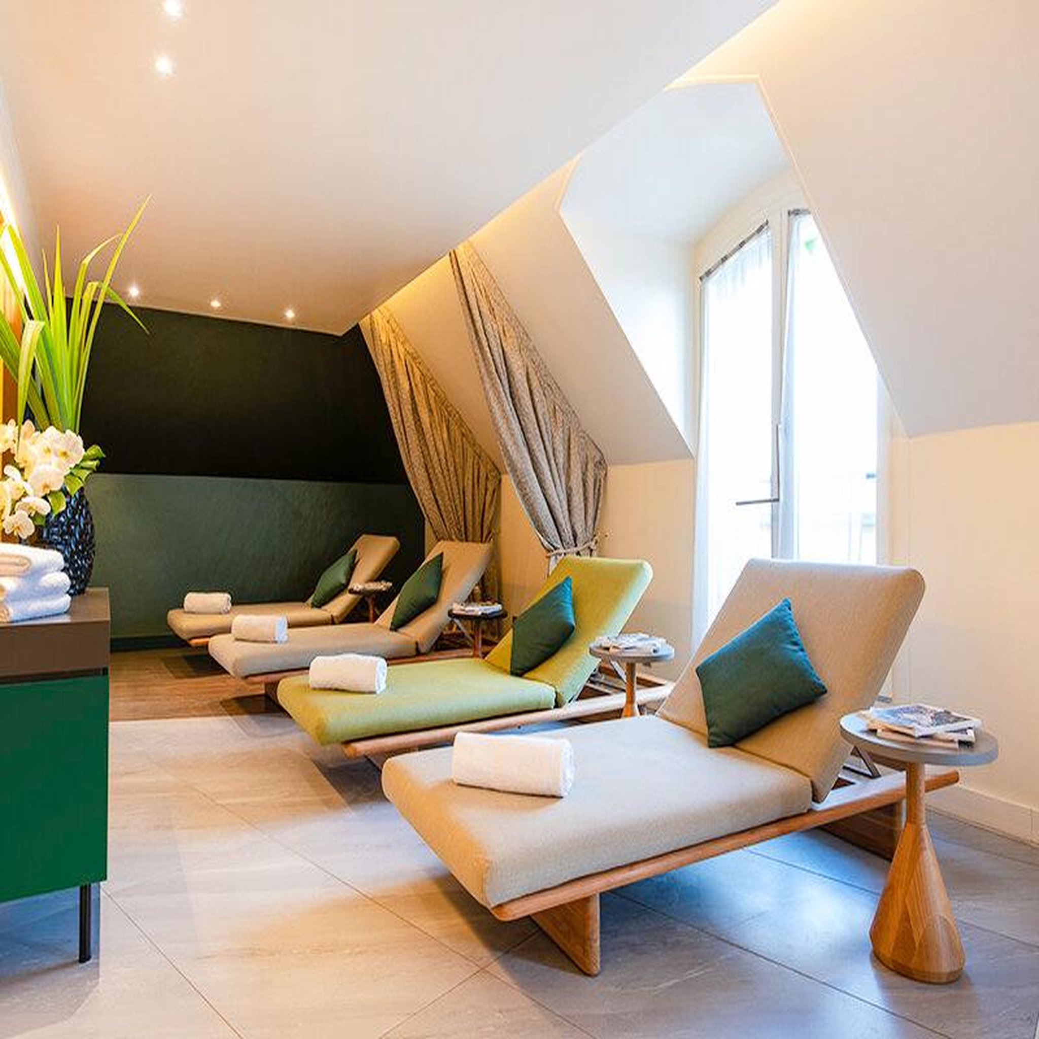 Voir la diapositive 3 : Smartbox Séjour en boutique hôtel 4* avec accès à l'espace détente près du château de versailles - coffret cadeau séjour
