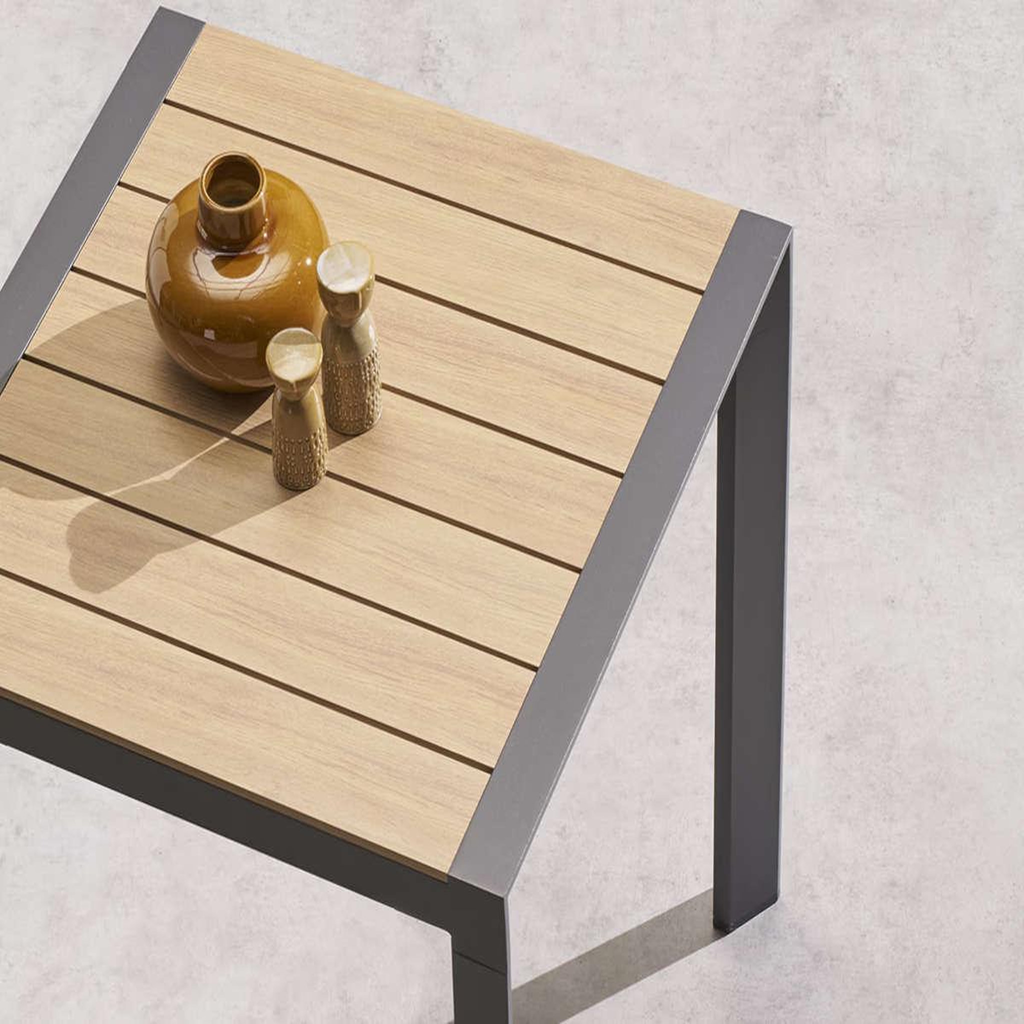 Voir la diapositive 2 : HESPERIDE Table de jardin carrée alu evasion 2 places effet bois - hespéride