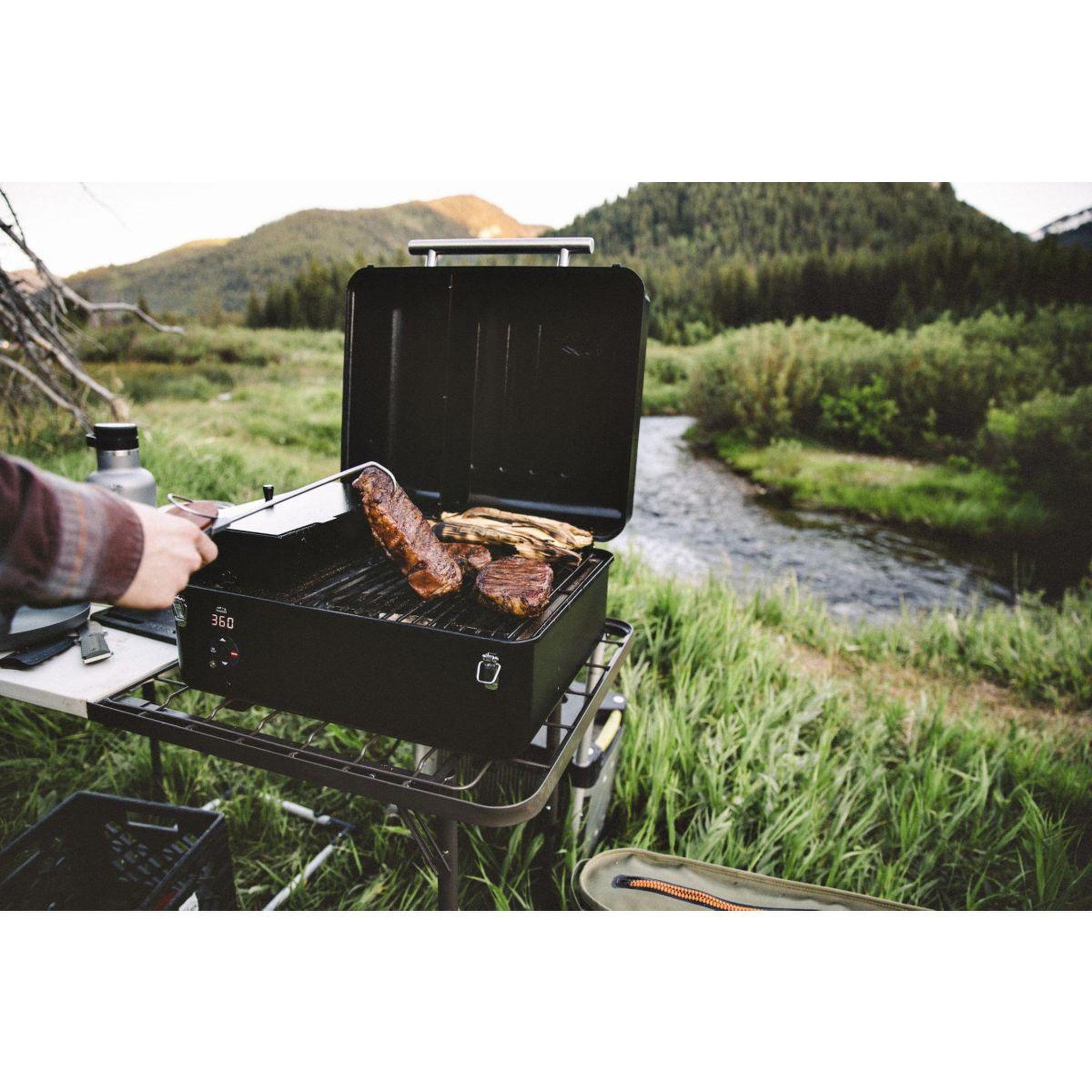 Voir la diapositive 3 : TRAEGER Barbecue pellet Ranger TFT18KLDE noir à poser, 40x29 cm
