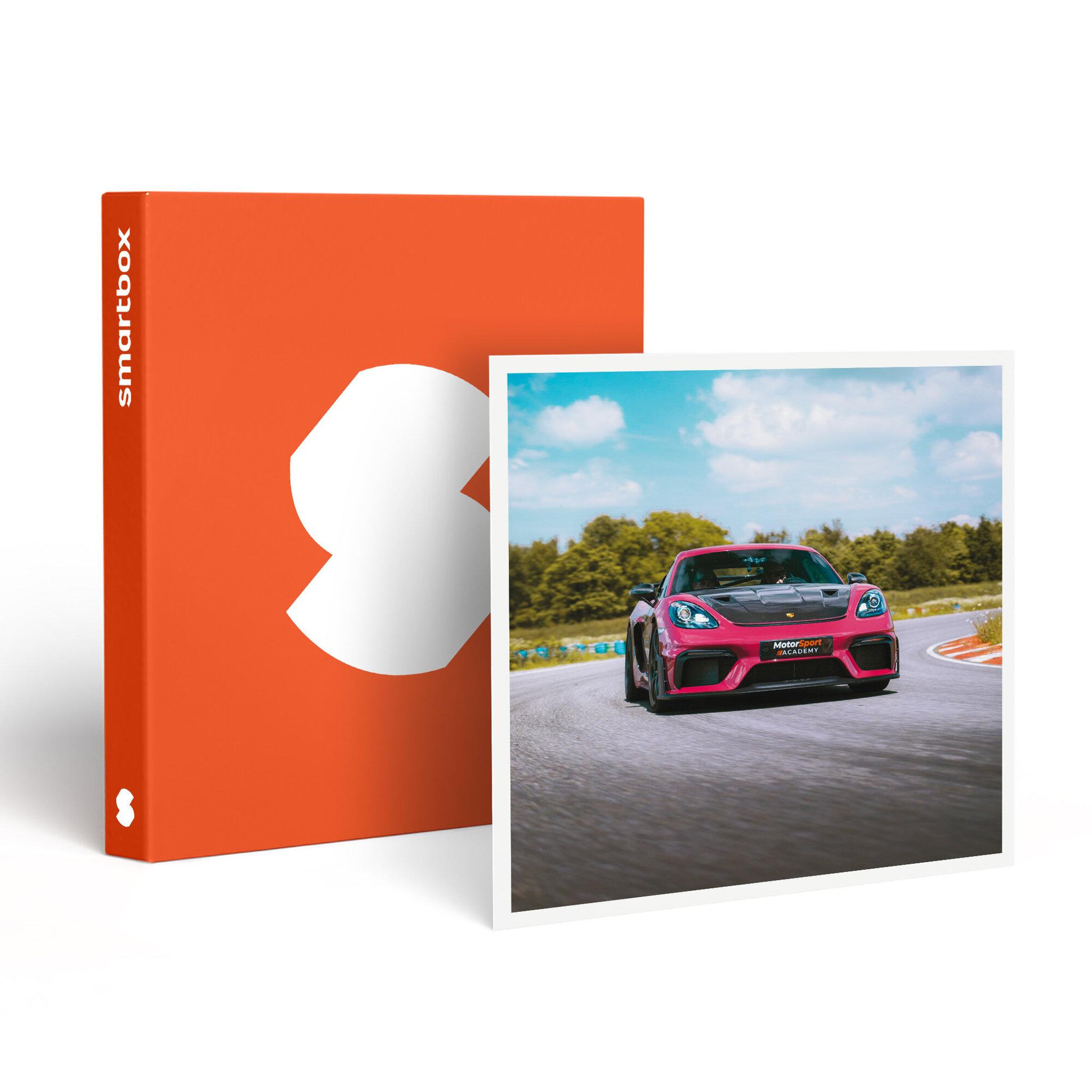 Voir la diapositive 1 : Smartbox Stage de pilotage : 2 tours sur le circuit de Fay de Bretagne en Porsche 718 Cayman GT4 RS - Coffret Cadeau Sport & Aventure