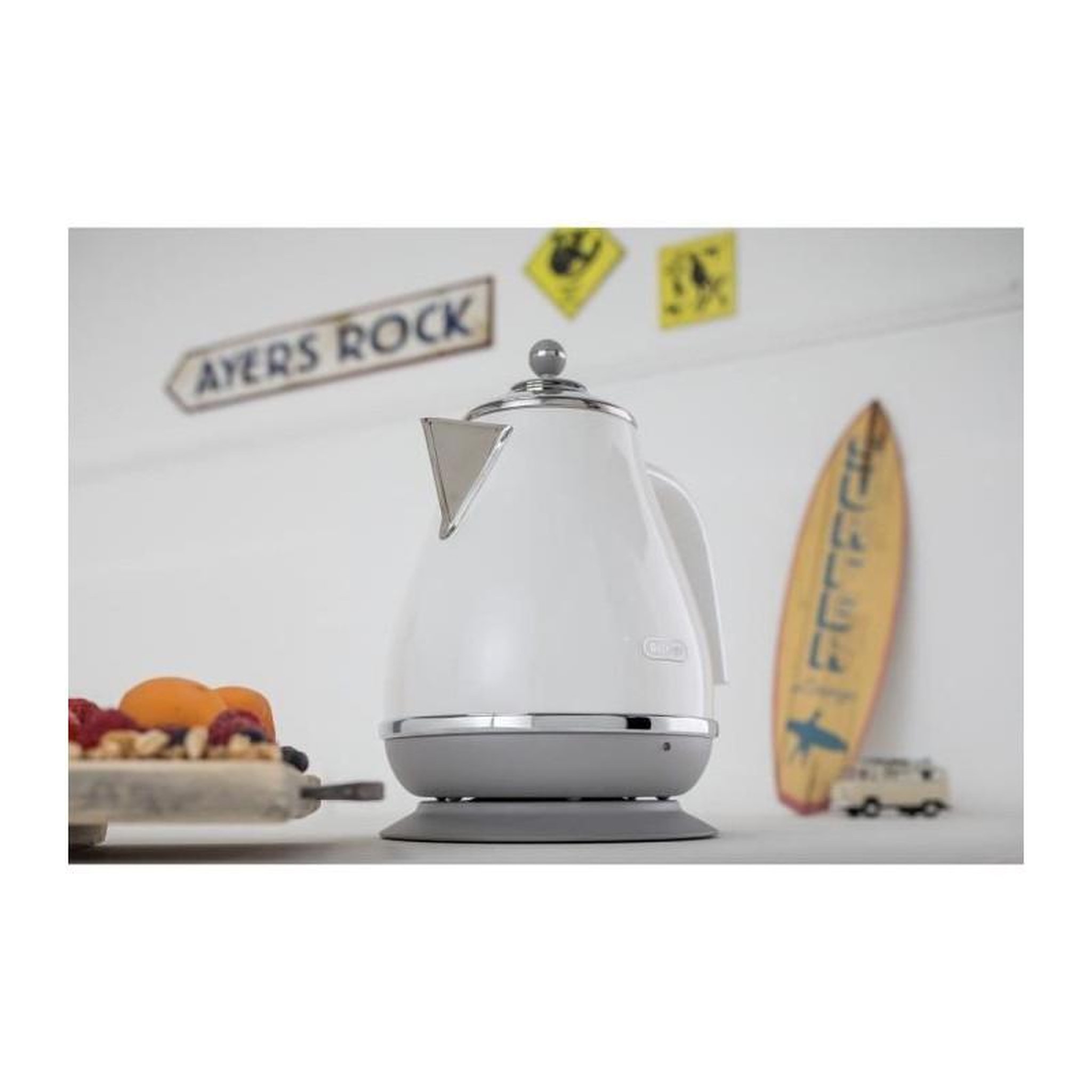 Voir la diapositive 4 : DELONGHI Bouilloire DELONGHI ICONA CAPITALS - 1,7L - Acier inoxydable - Base amovible et pivotante 360° - Filtre anticalcaire - Blanc