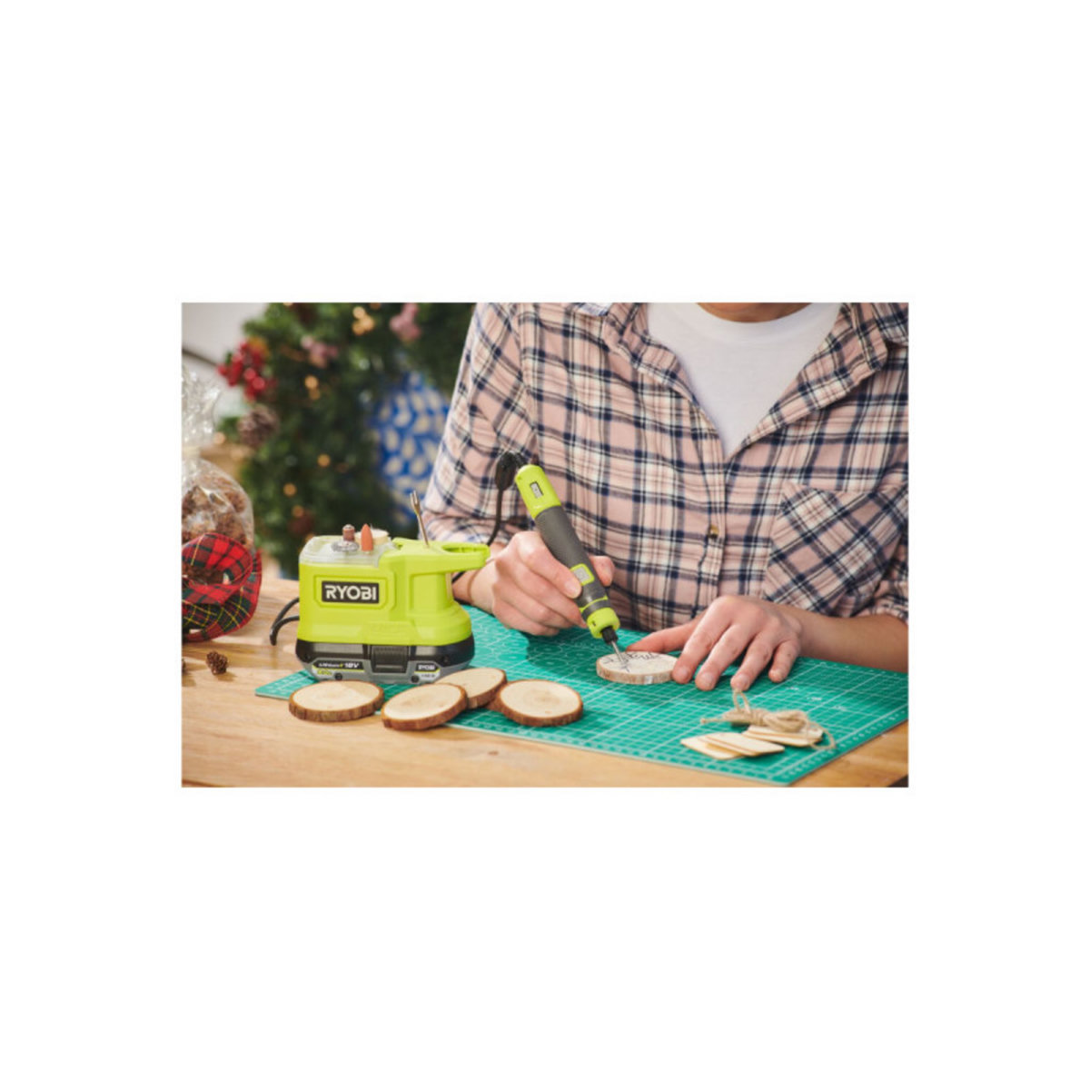 Ryobi Pack RYOBI - Mini outil multifonction 18V One+ RRT18-0 - Kit 155 accessoires - 1 batterie 2.0Ah - 1
