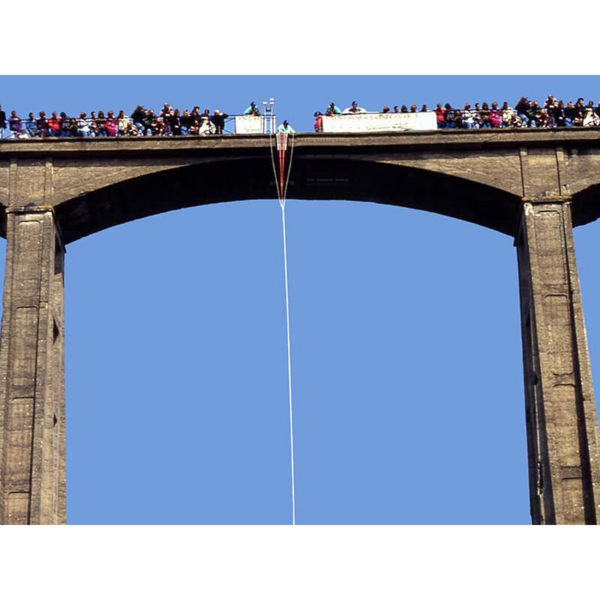 Smartbox Stage de 3 sauts à l'élastique au viaduc de Saint-Georges-le-Gaultier avec certificat et souvenir - Coffret Cadeau Sport & Aventure