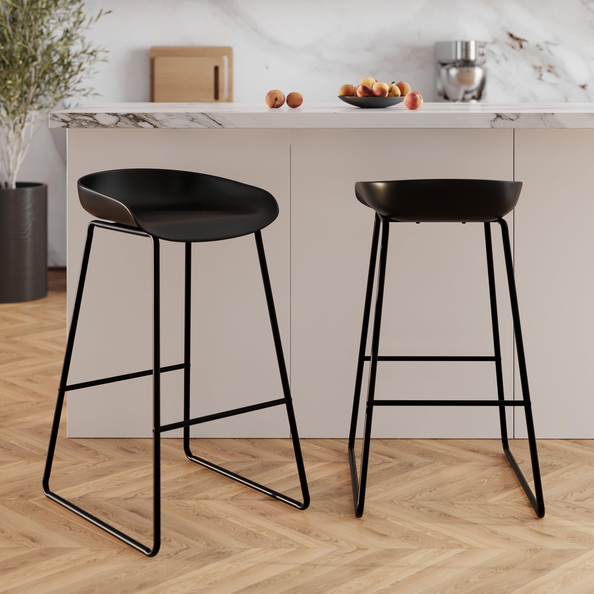 Voir la diapositive 2 : MAISON PAVANE Lot de 2 chaises de bar noires h76cm-yoshi