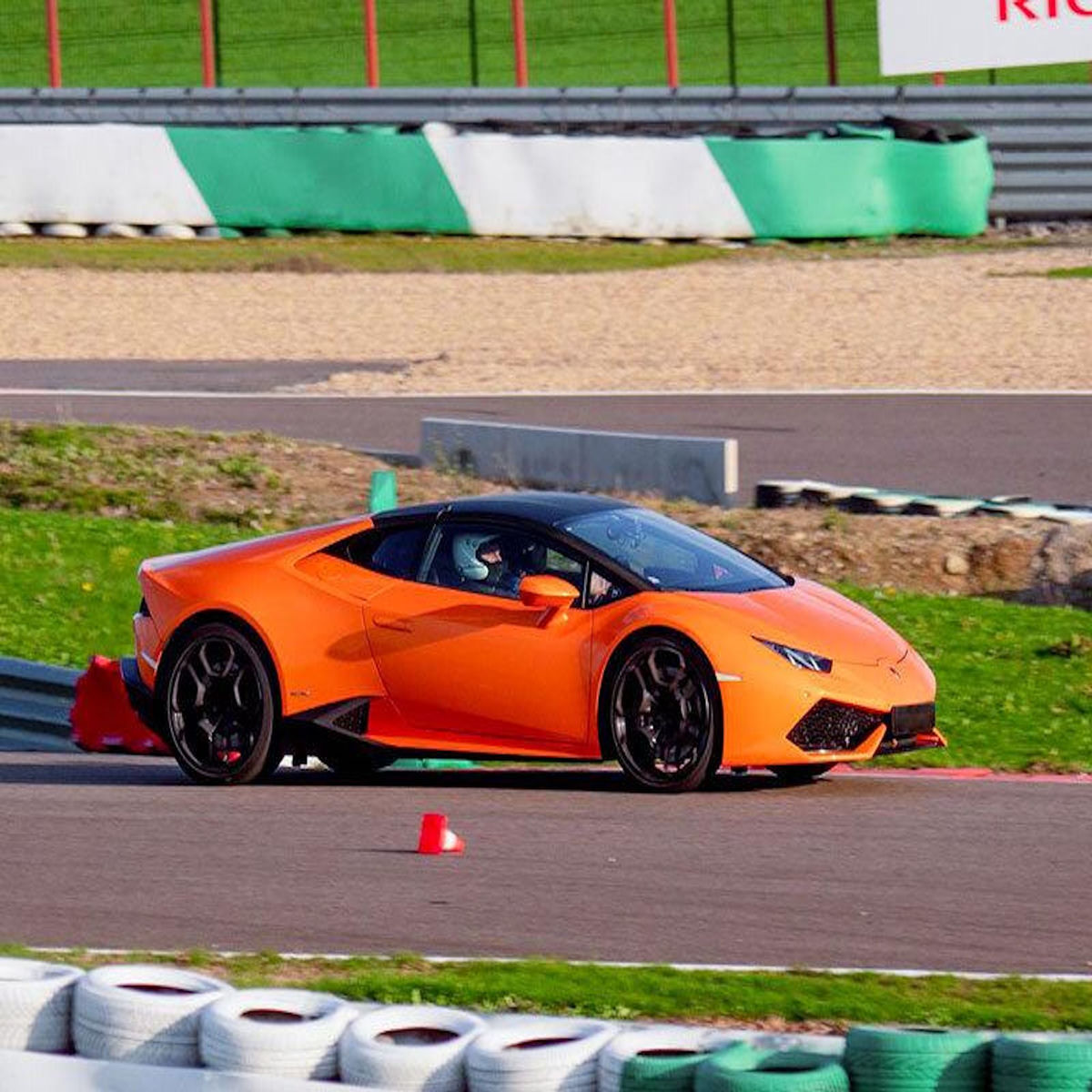 Smartbox Stage de pilotage : 3 tours sur le circuit de Nogaro en Lamborghini Huracán - Coffret Cadeau Sport & Aventure
