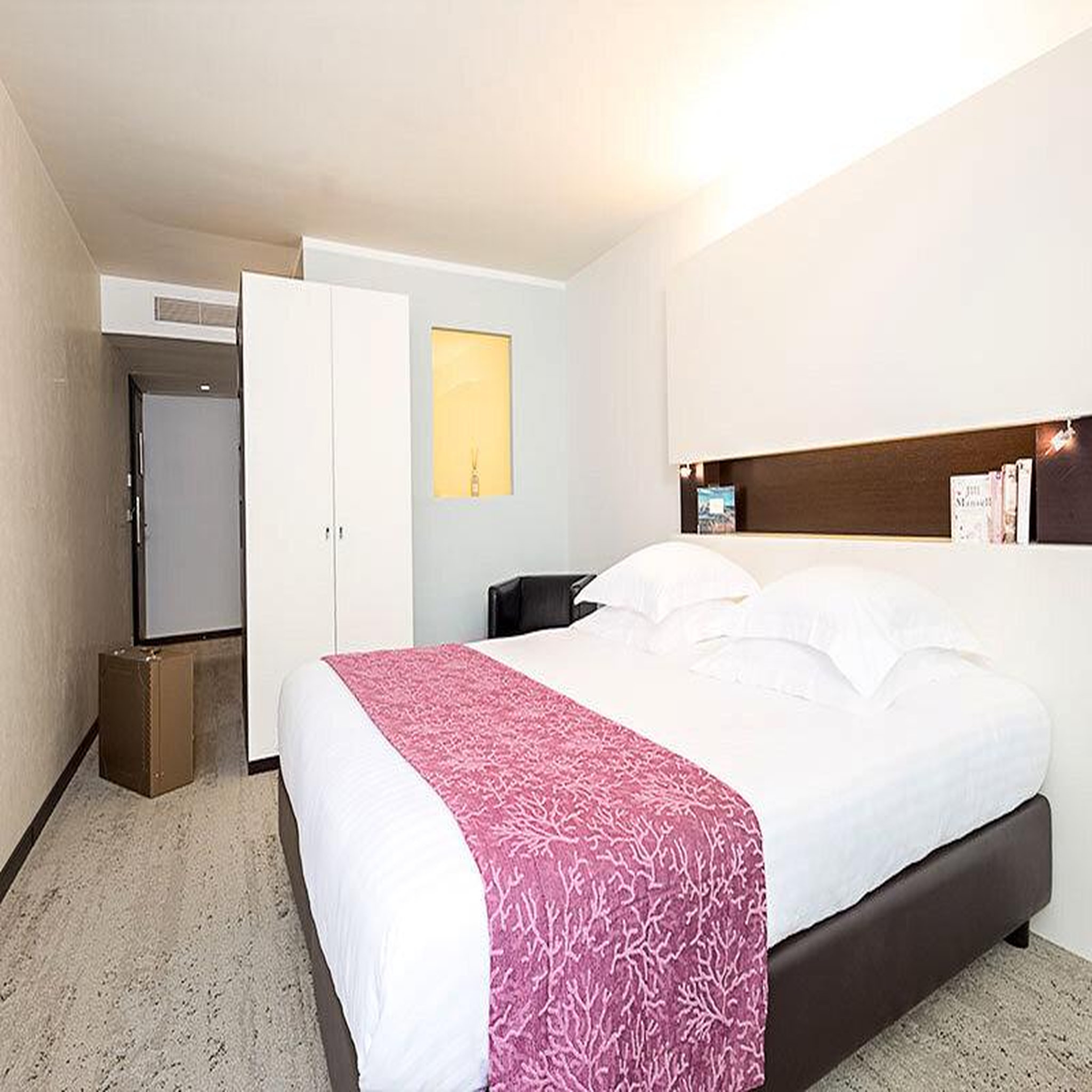 Voir la diapositive 2 : Smartbox 2 jours au bord de la mer en famille dans un hôtel 4* à antibes - coffret cadeau séjour