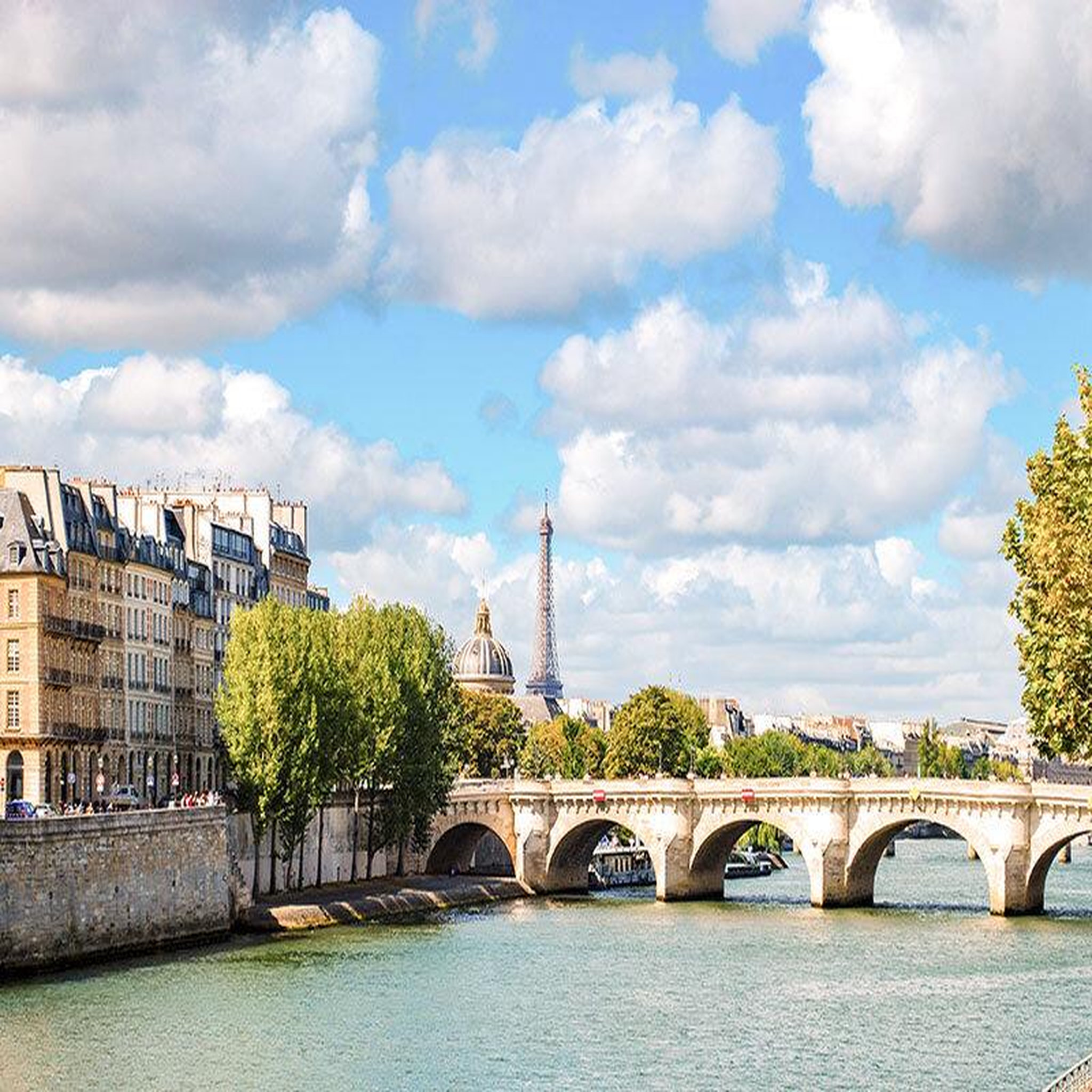 Voir la diapositive 2 : Smartbox Visite guidée historique en groupe de l'île de la Cité au jardin du Luxembourg - Coffret Cadeau Sport & Aventure